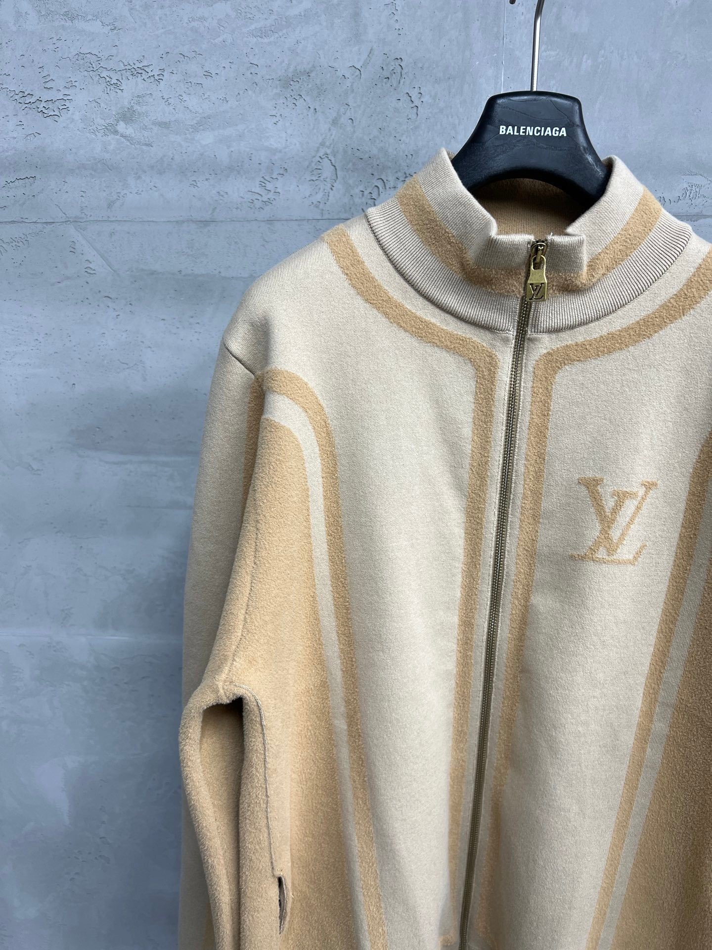 ZIP-UP KNIT JACKET WITH CONTRAST PANEL DESIGN