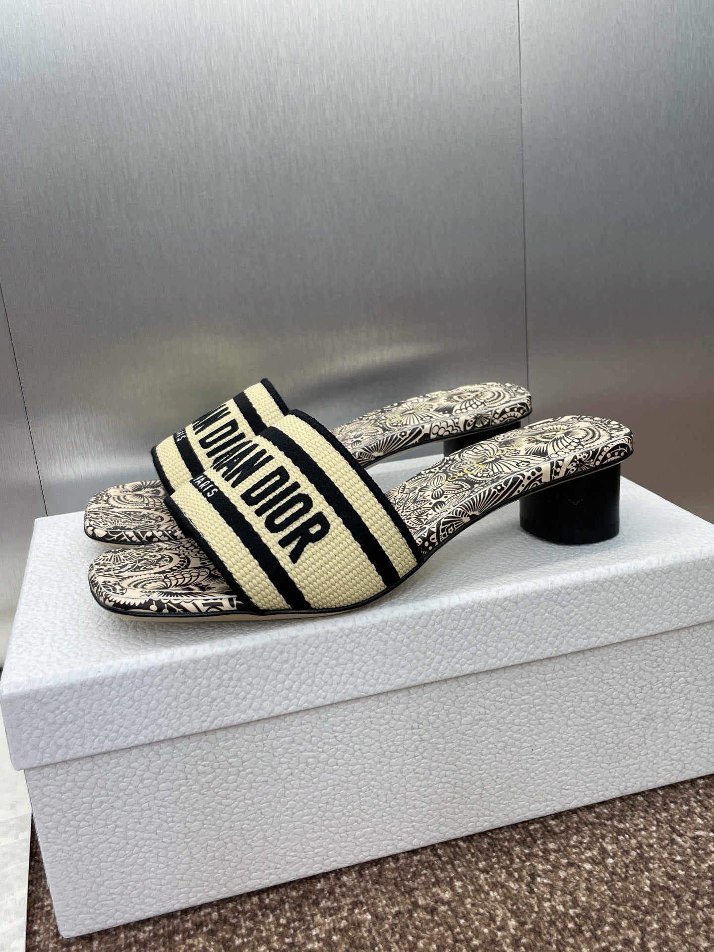 LOGO JACQUARD MID-HEEL MULES – BLACK & CREAM TOILE