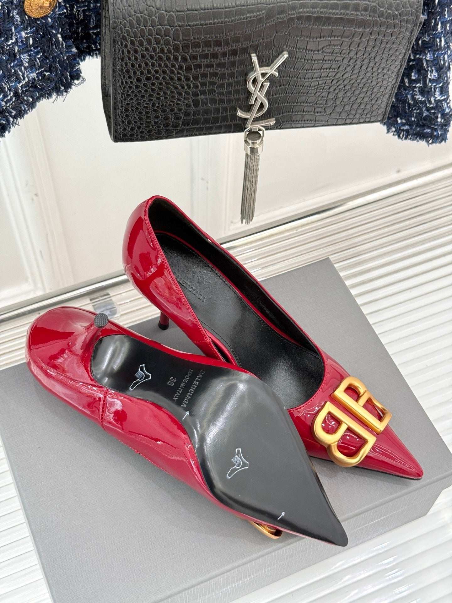 RED PATENT LEATHER POINTED HEELS