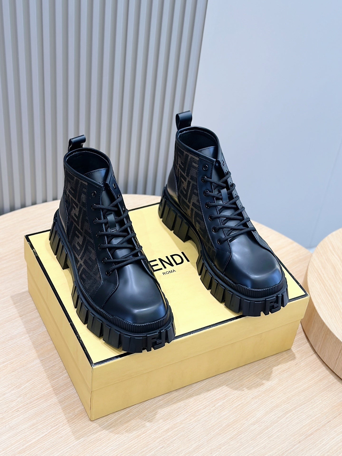 Schwarze Schnürstiefeletten mit Monogramm-Detail und dicker Sohle