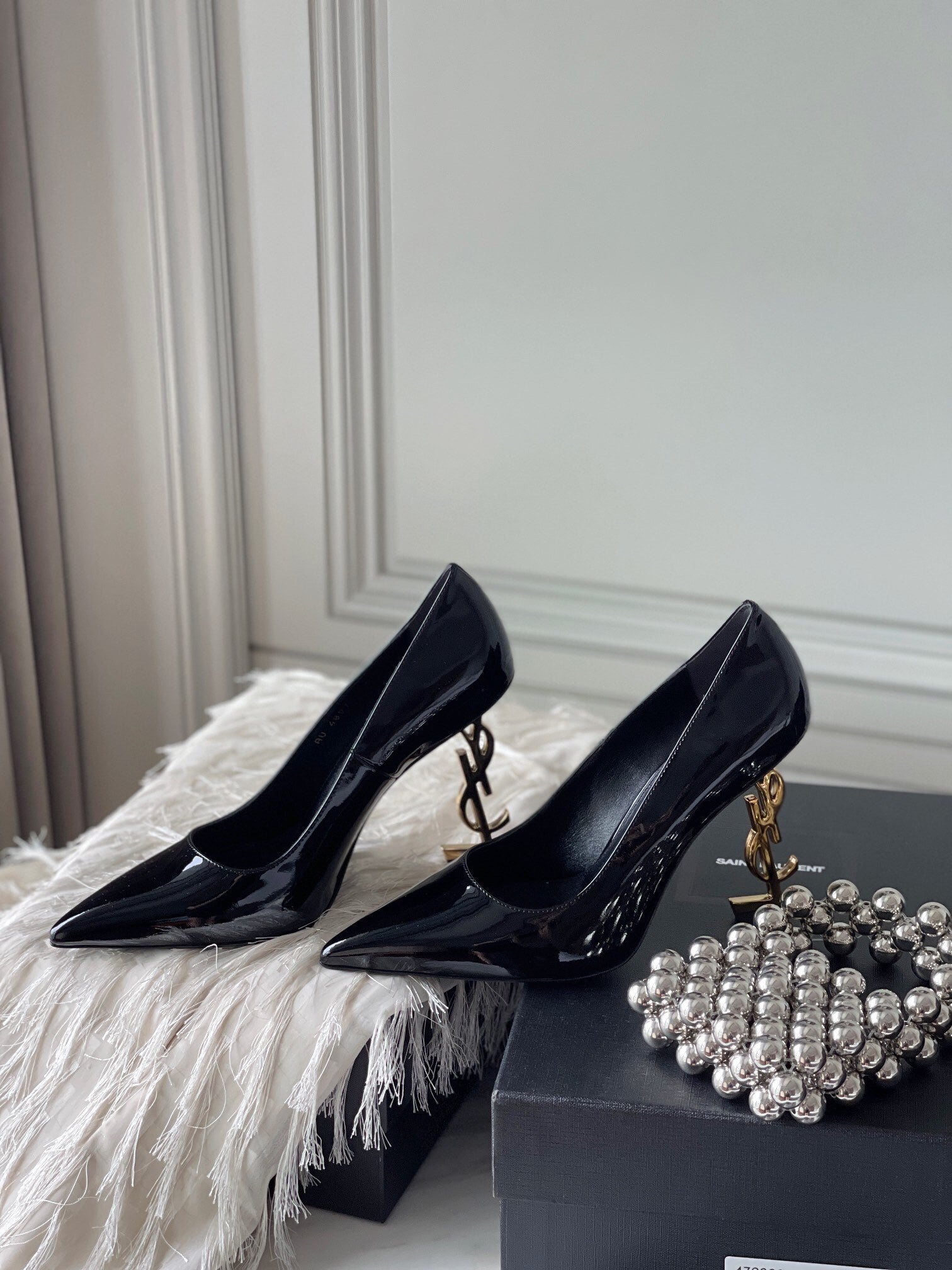 PATENT LEATHER POINTED-TOE LOGO HEEL PUMPS