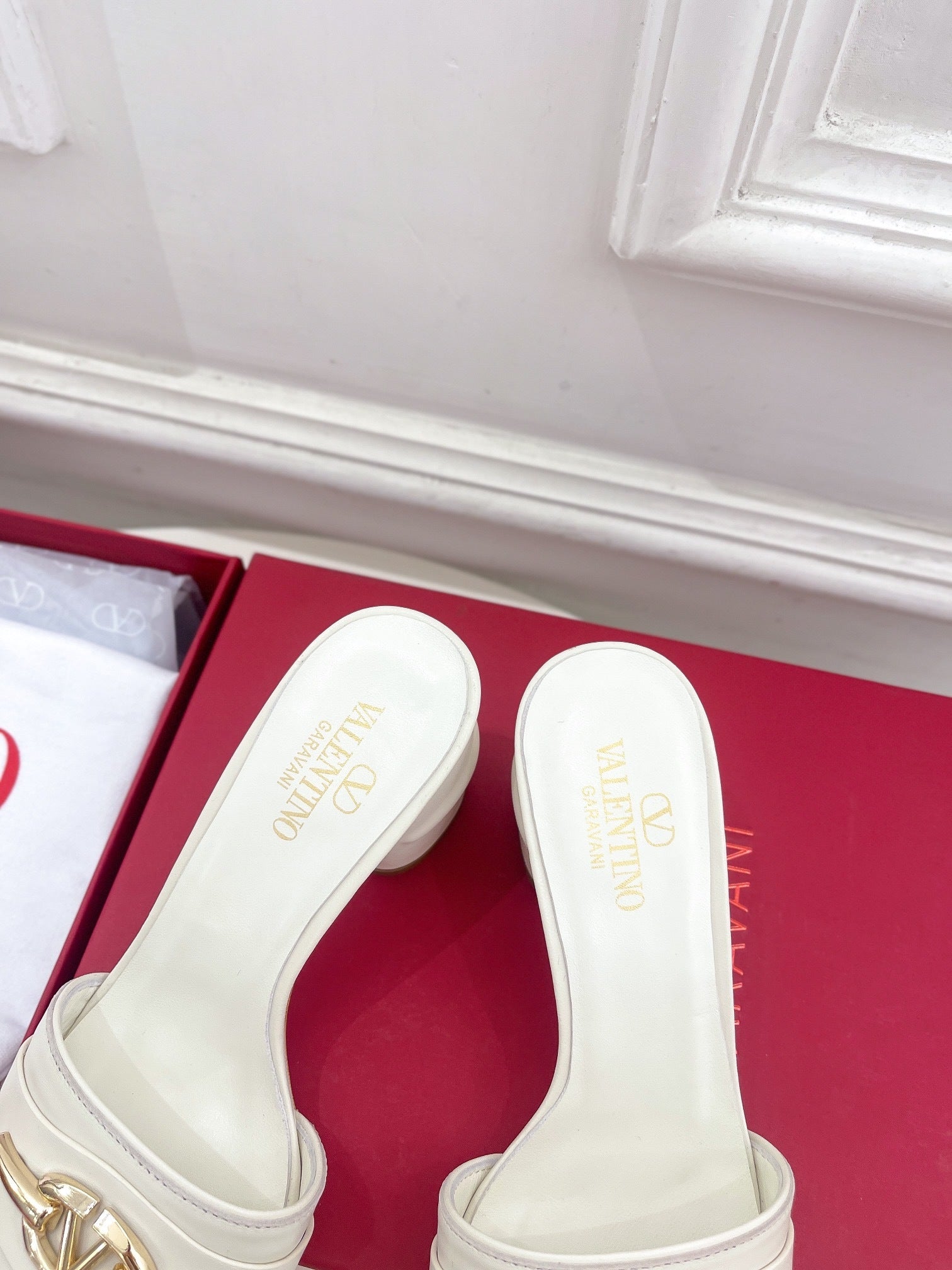 MID-HEEL SLIDE SANDALS – IVORY WITH GOLD-TONE HARDWARE