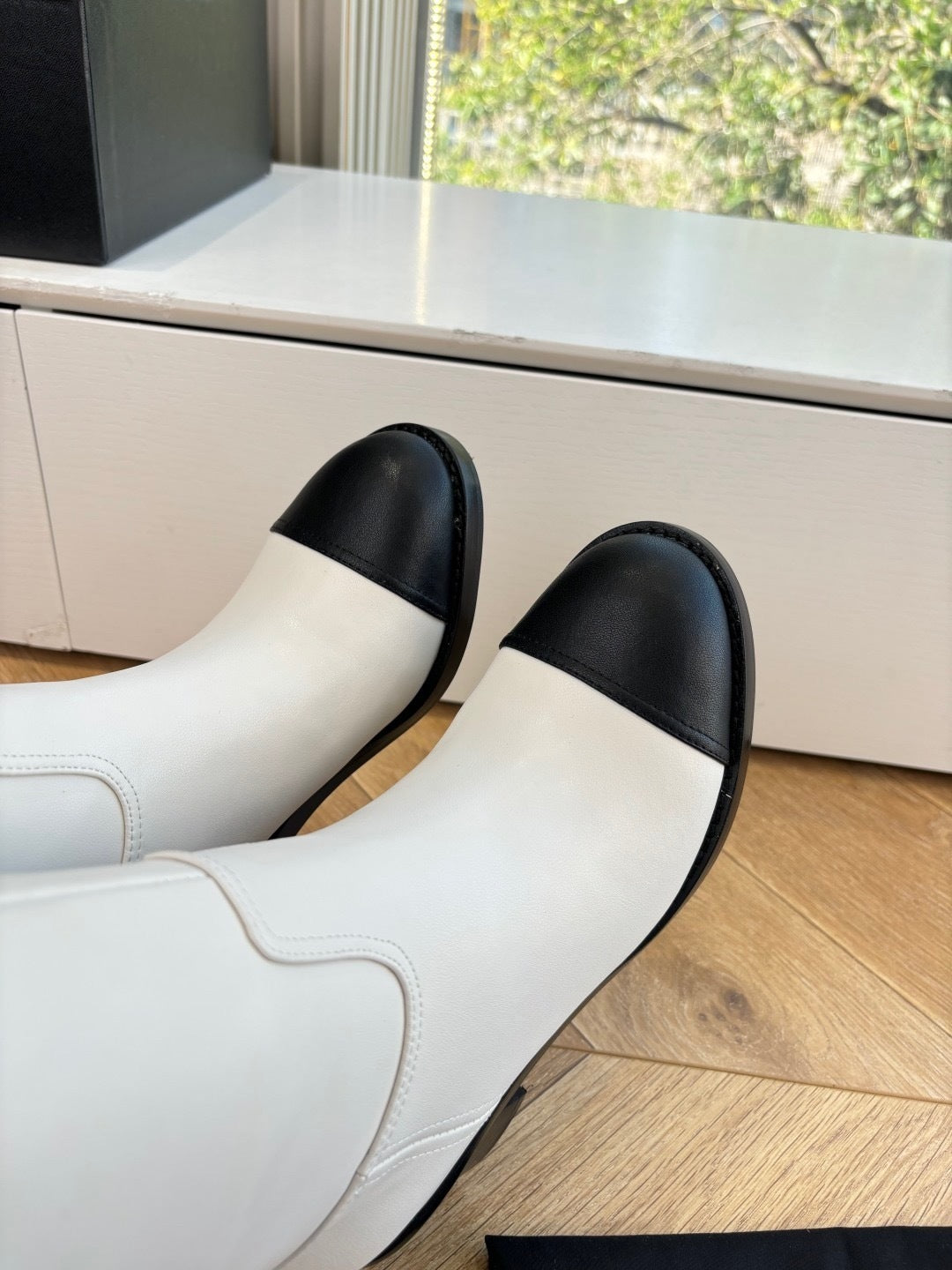 IVORY KNEE-HIGH LEATHER BOOTS WITH BLACK CAP TOE AND BLOCK HEEL