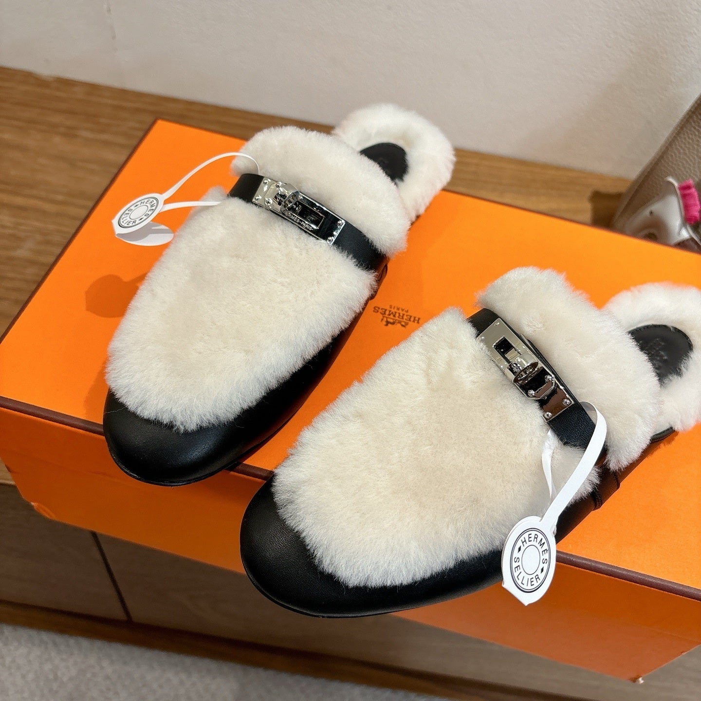 BLACK FAUX FUR LEATHER MULE SLIPPERS
