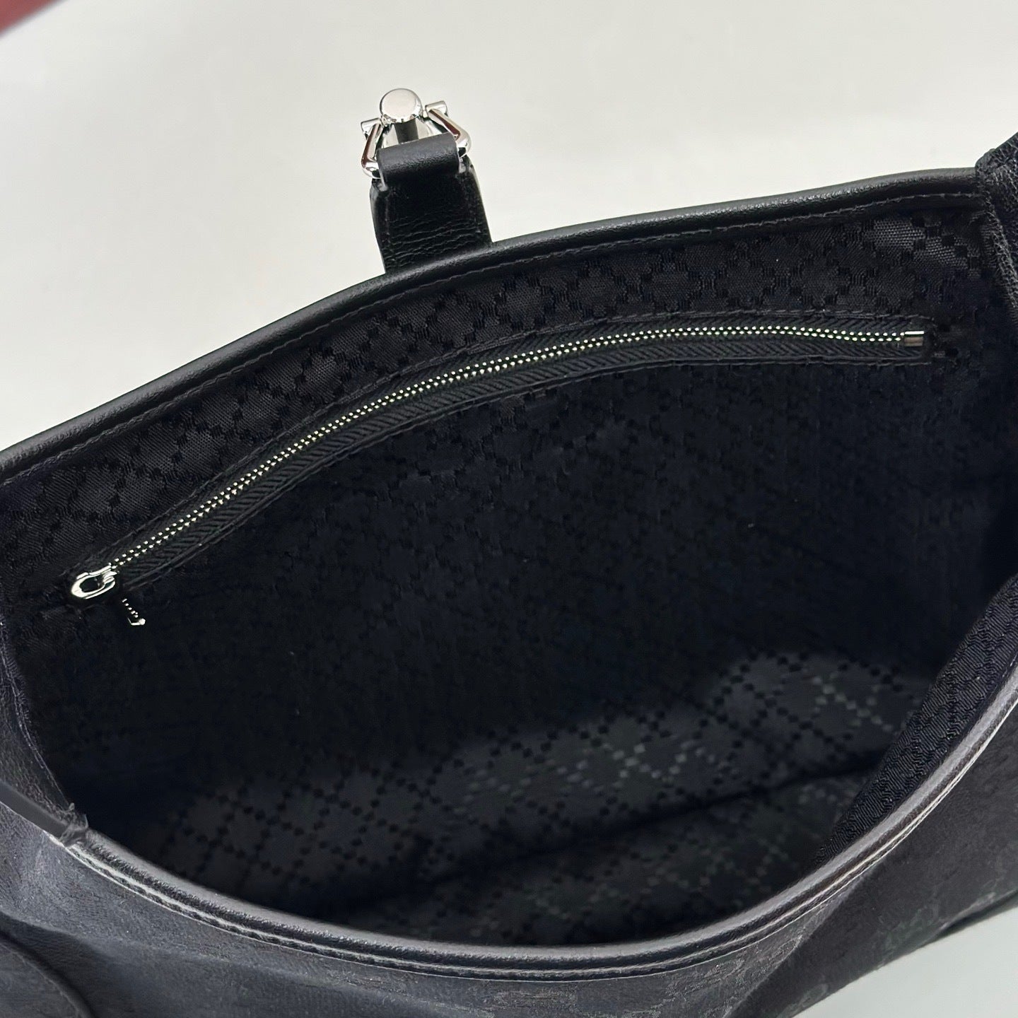 Minimalistische schwarze Schultertasche