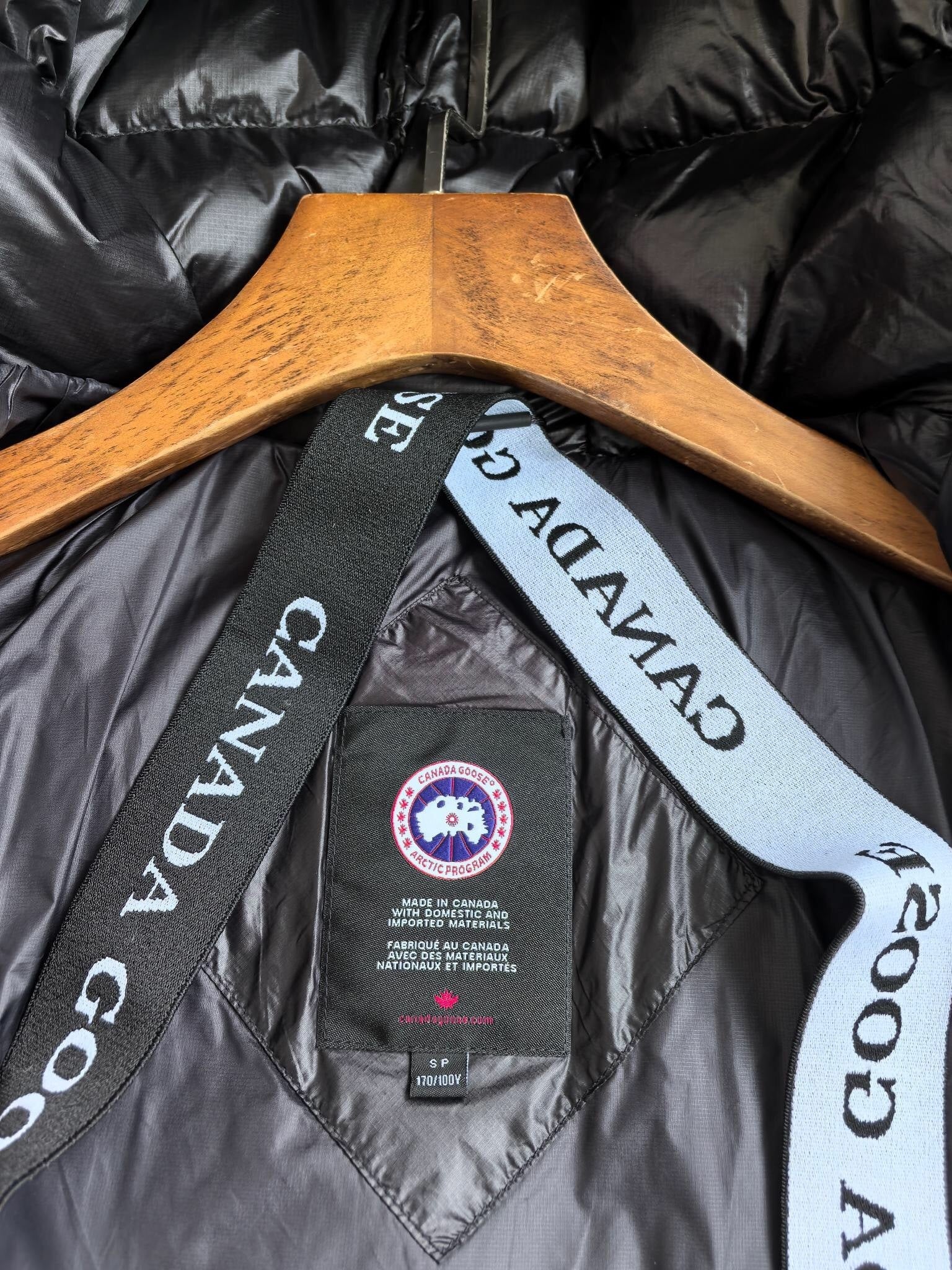 BLACK HOODED PUFFER JACKET