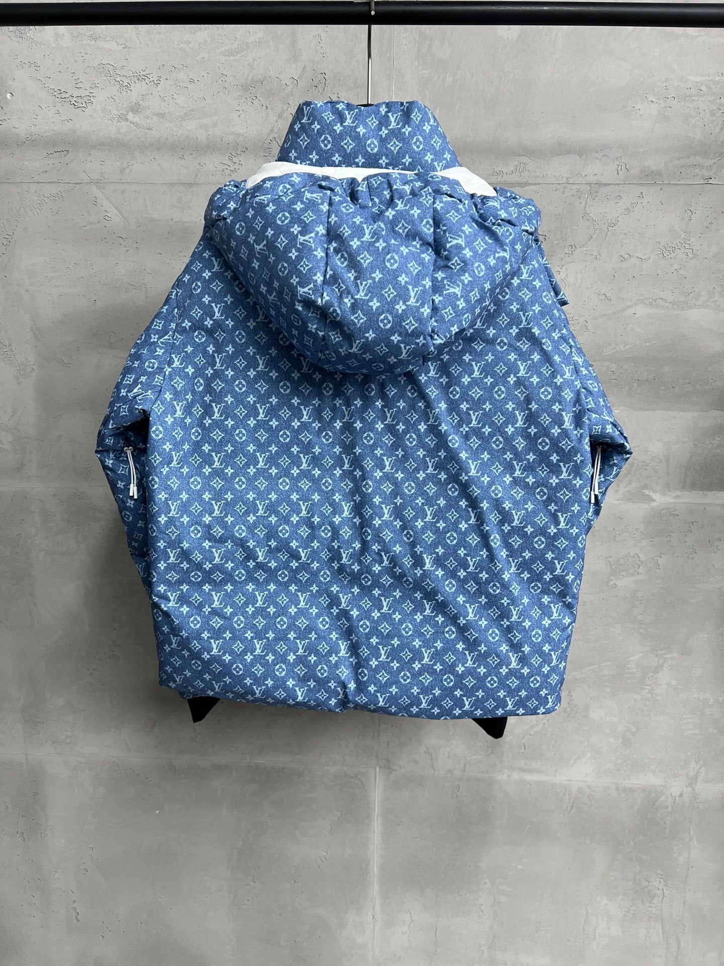 ALL-OVER PATTERN PUFFER JACKET WITH HOOD