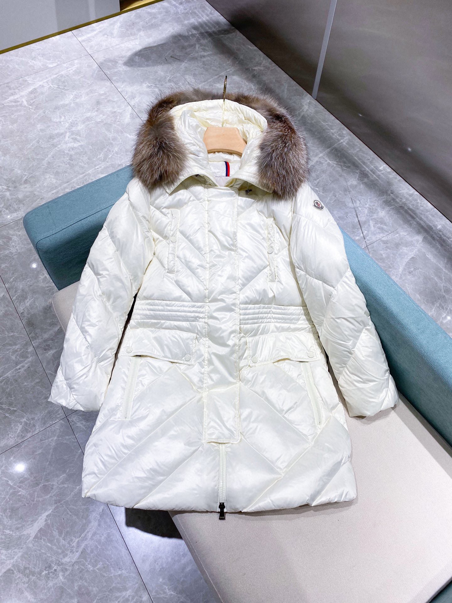 WOMEN’S WHITE QUILTED WINTER COAT WITH FAUX FUR HOOD