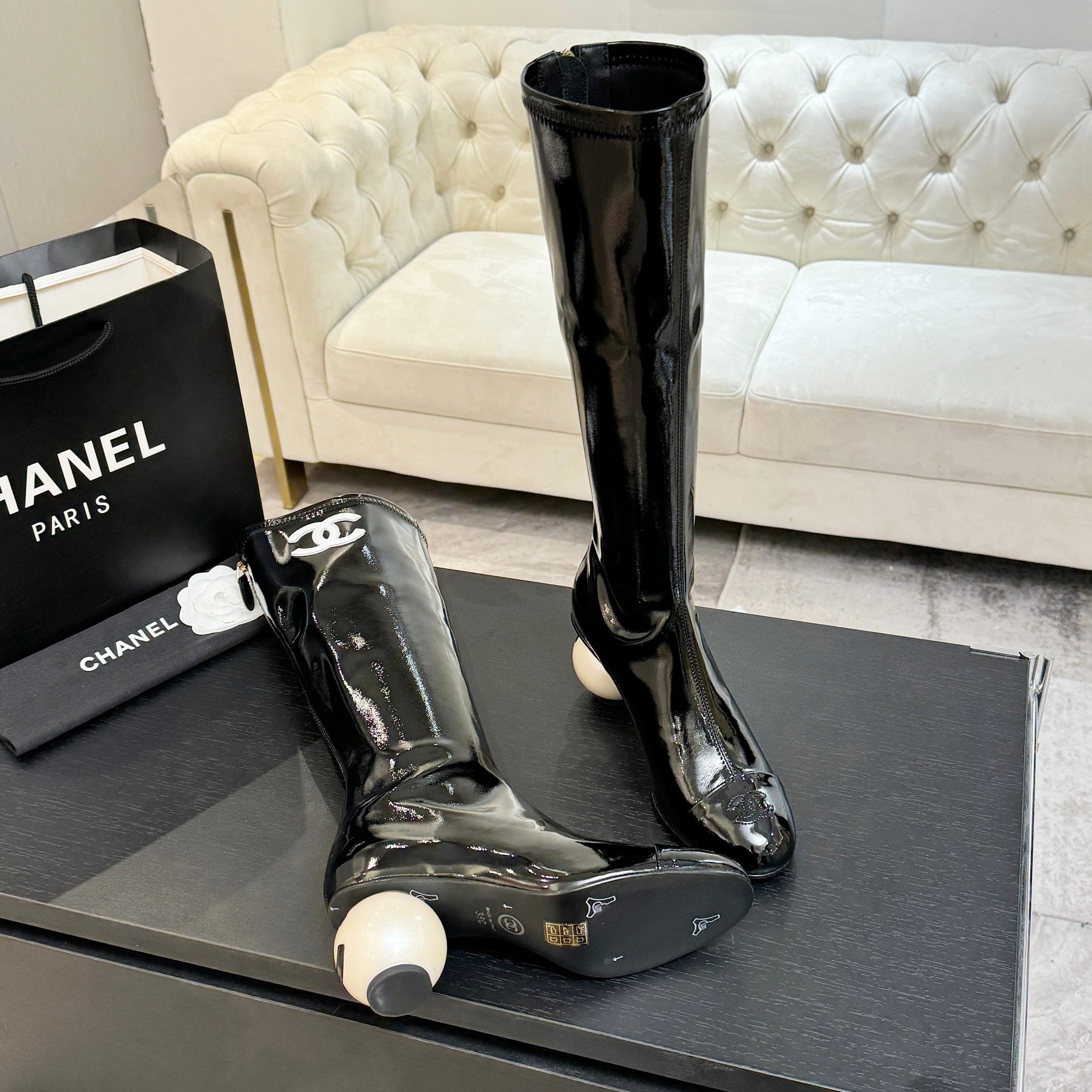 BLACK PATENT KNEE-HIGH BOOTS WITH SCULPTURAL BALL HEEL