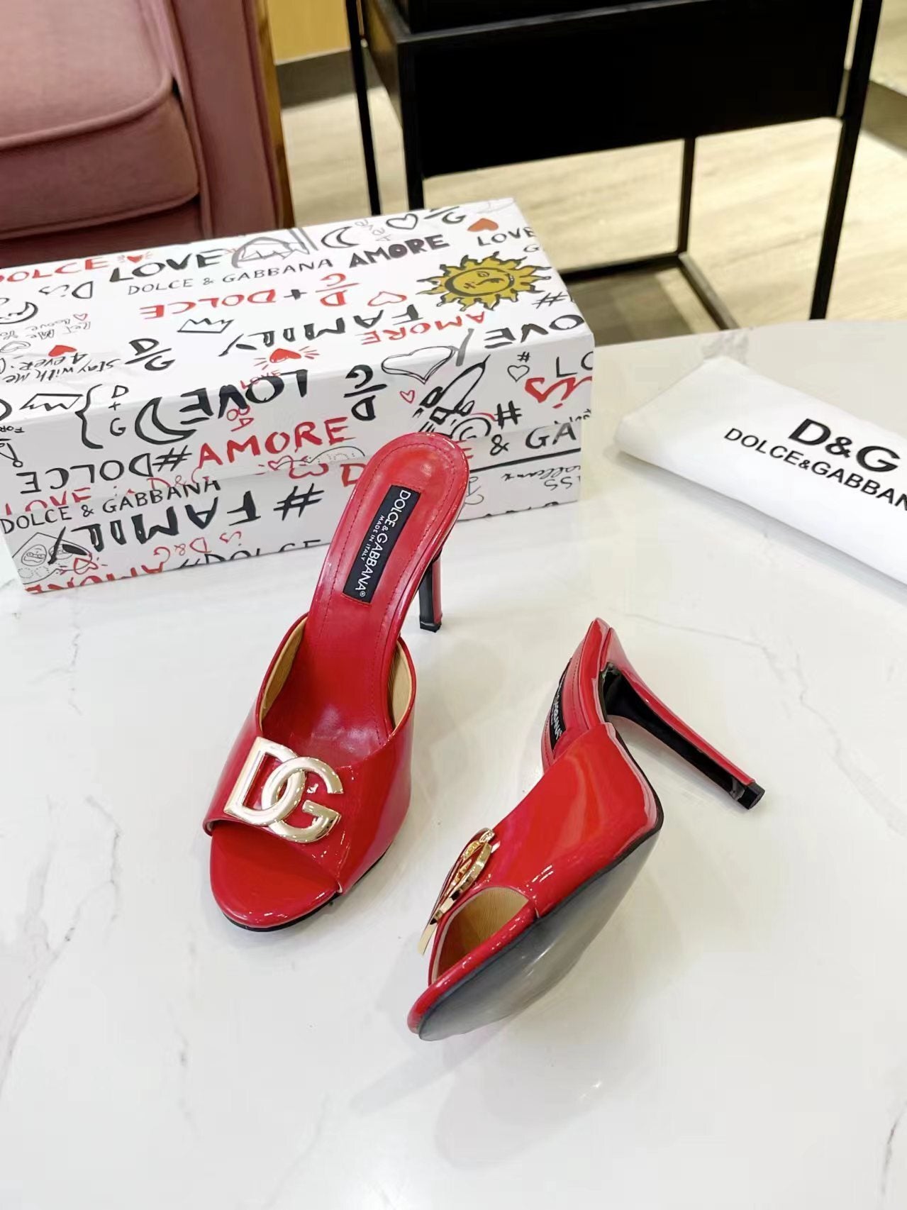 LOGO PATENT MULE HEELS – RED STATEMENT