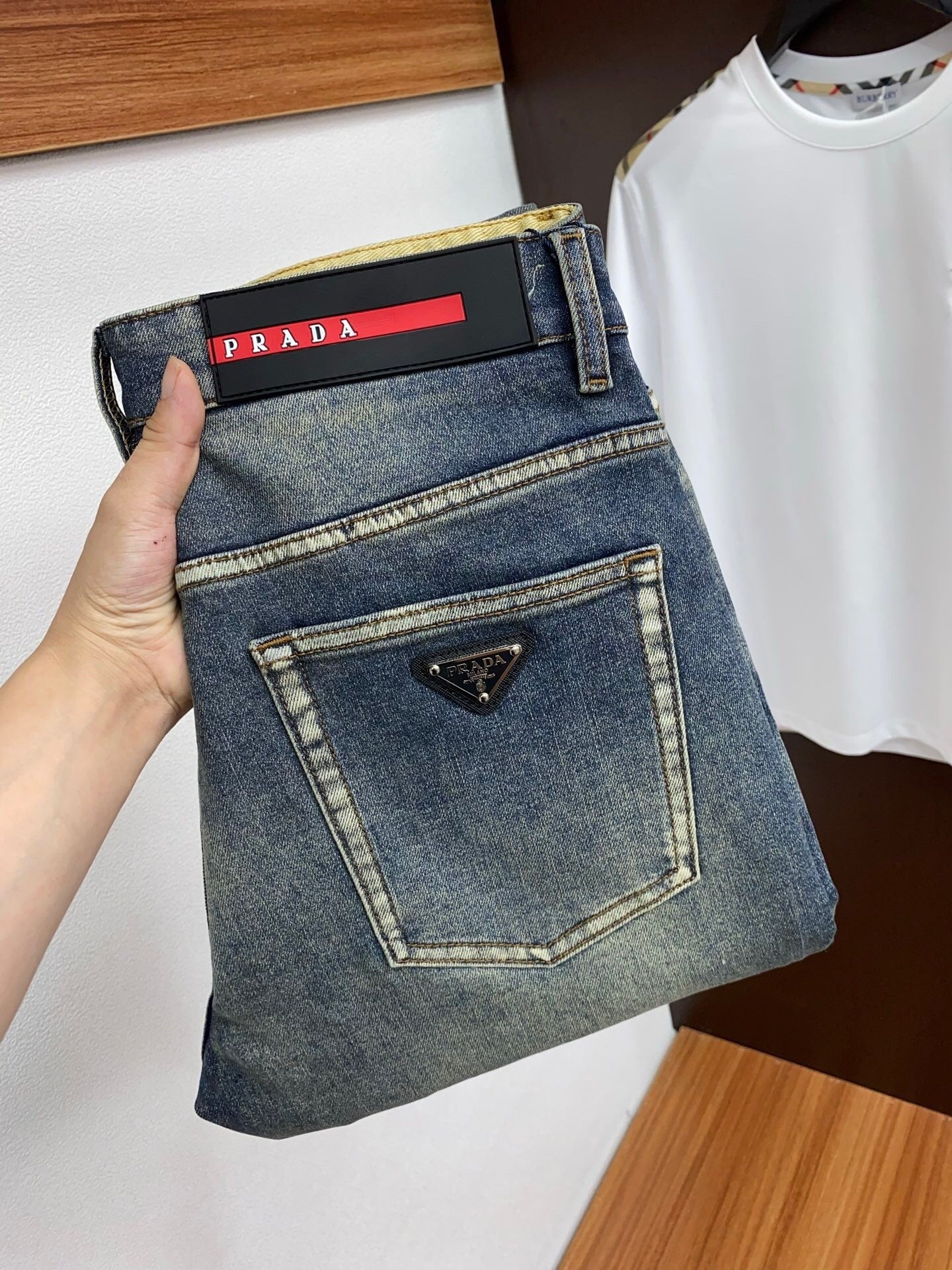 VINTAGE WASH LOGO PLAQUE DENIM JEANS