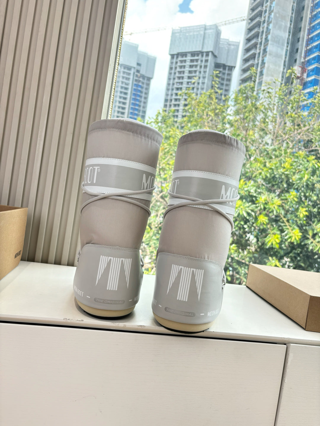 LIGHT GREY INSULATED WINTER BOOTS