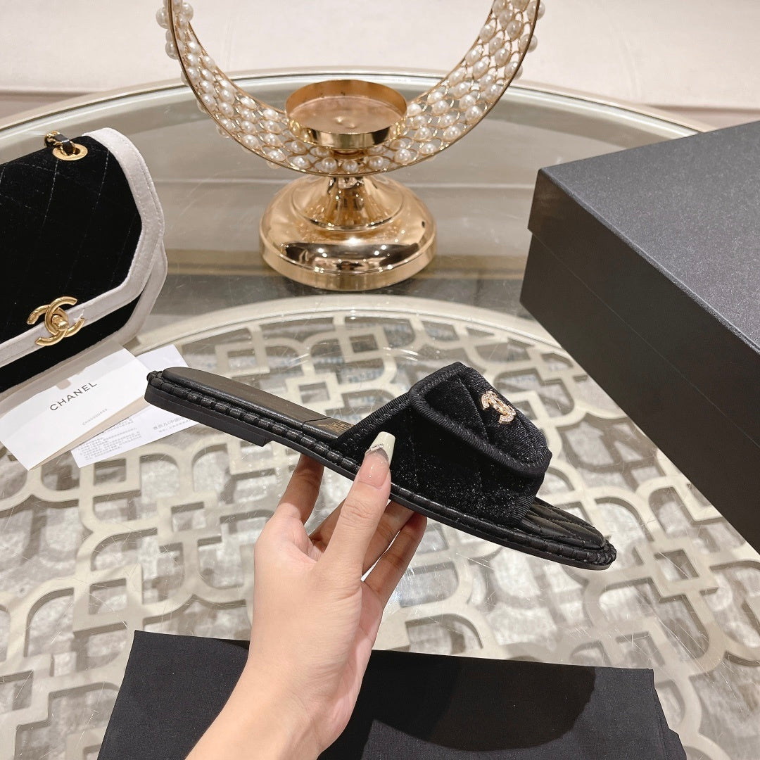 BLACK QUILTED SLIDES