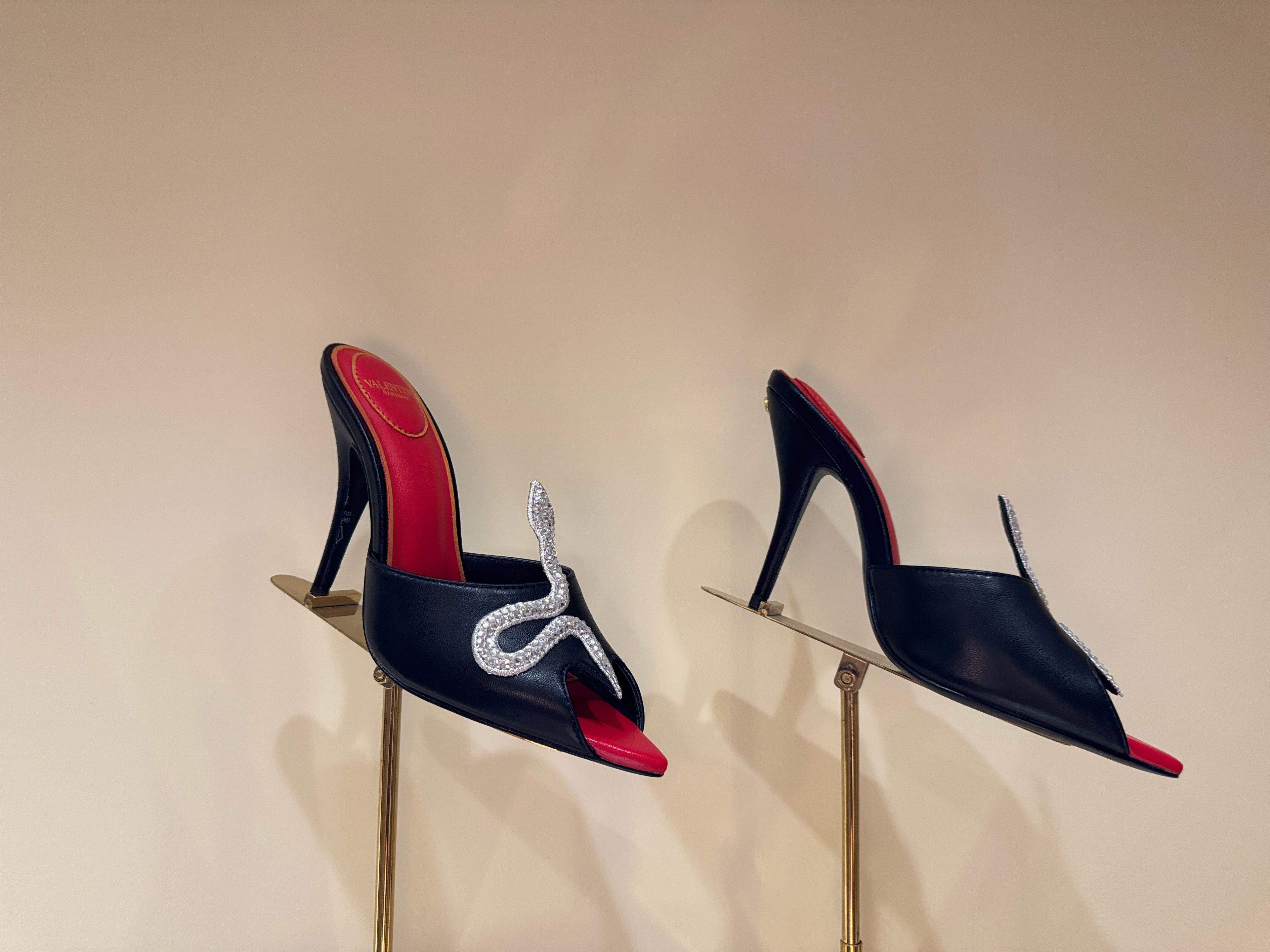 EMBELLISHED POINTED MULE HEELS – BLACK & RED
