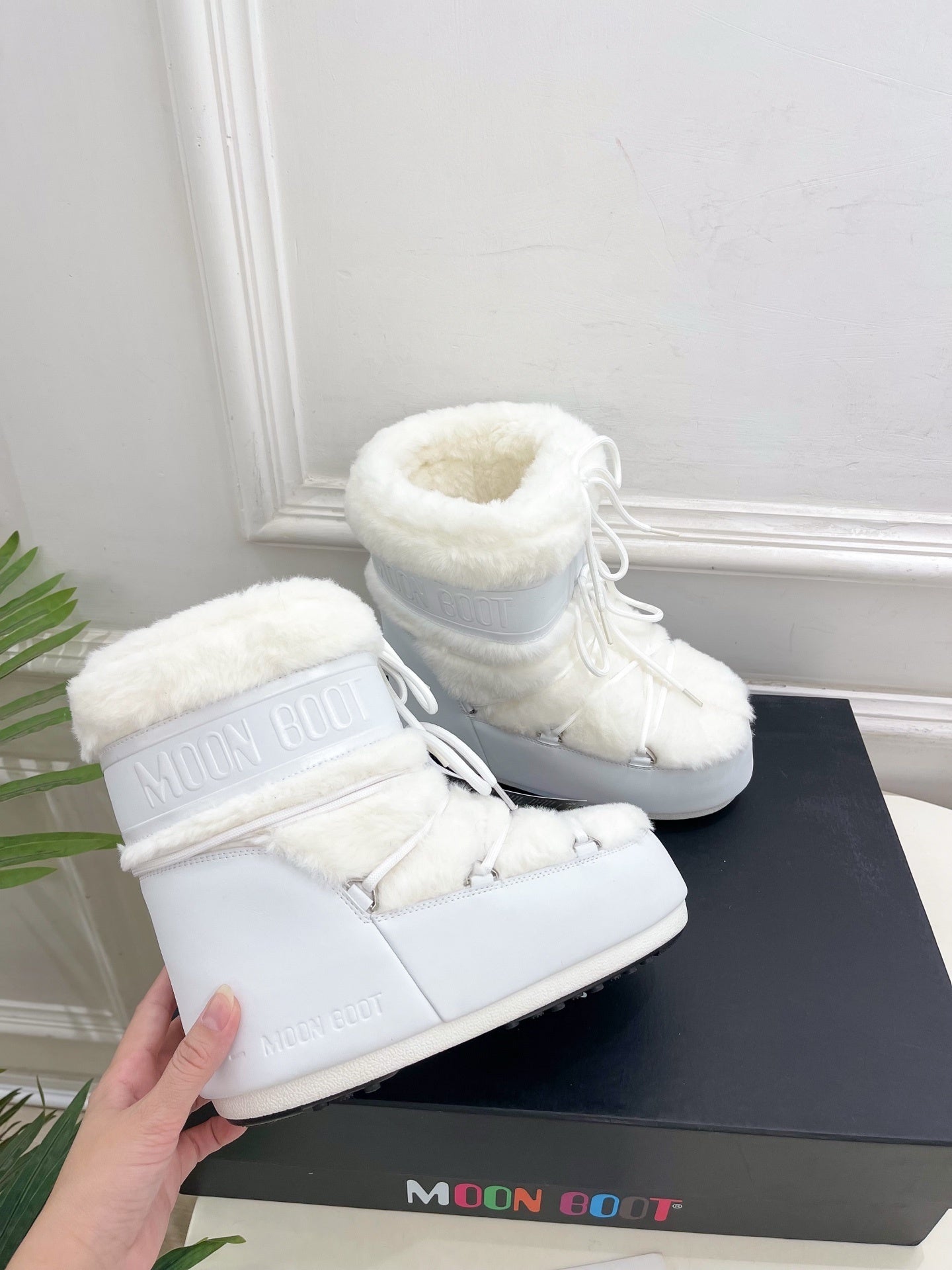 WINTER WHITE BOOTS WITH FAUX FUR LINING