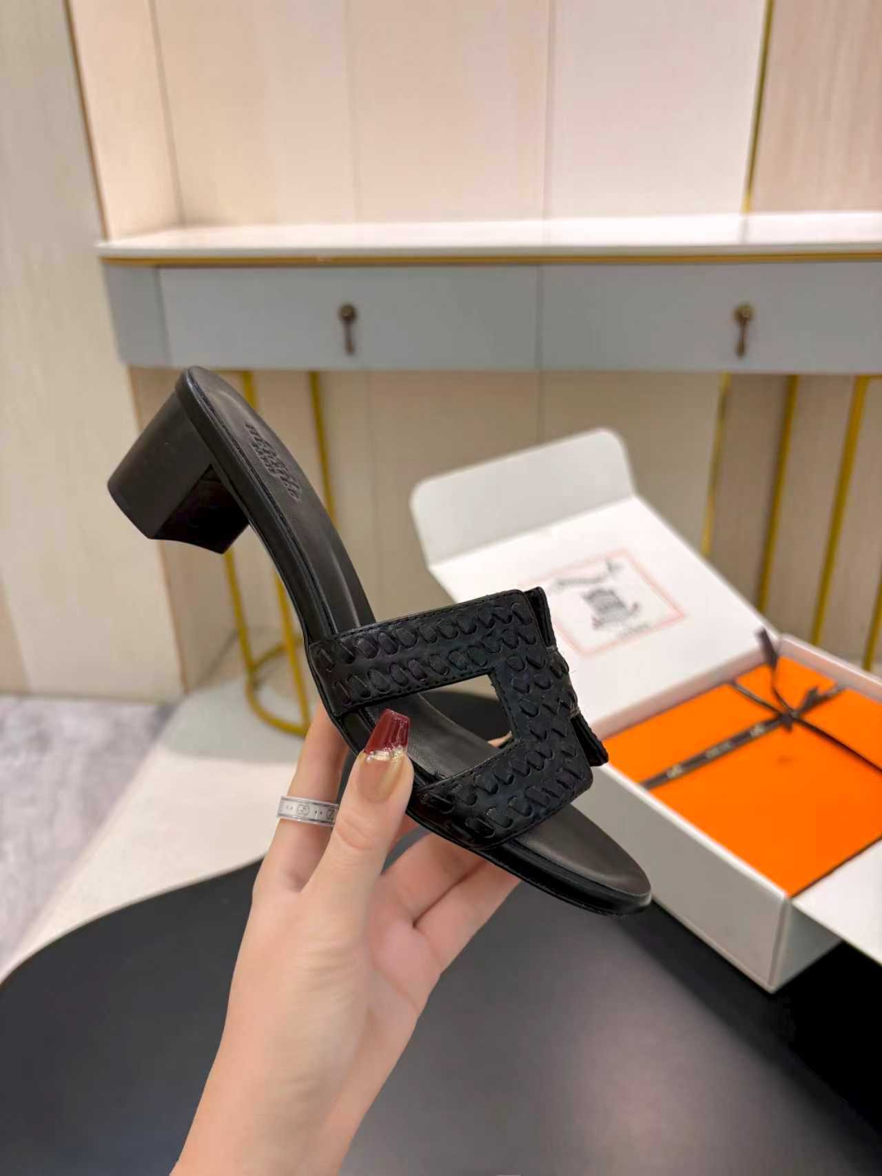 BLACK LEATHER HEELED SLIDE SANDALS