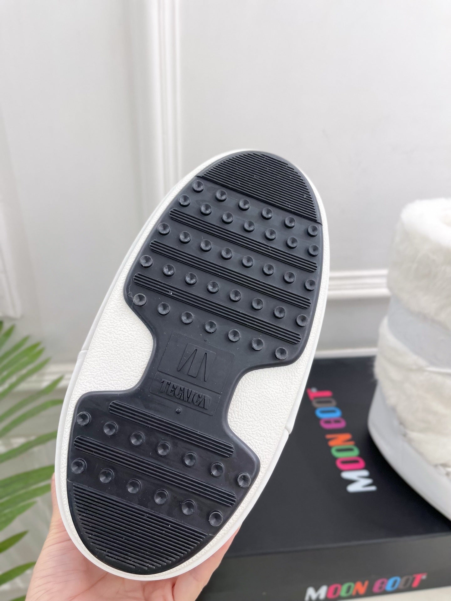 WHITE FAUX FUR LINED WINTER BOOTS