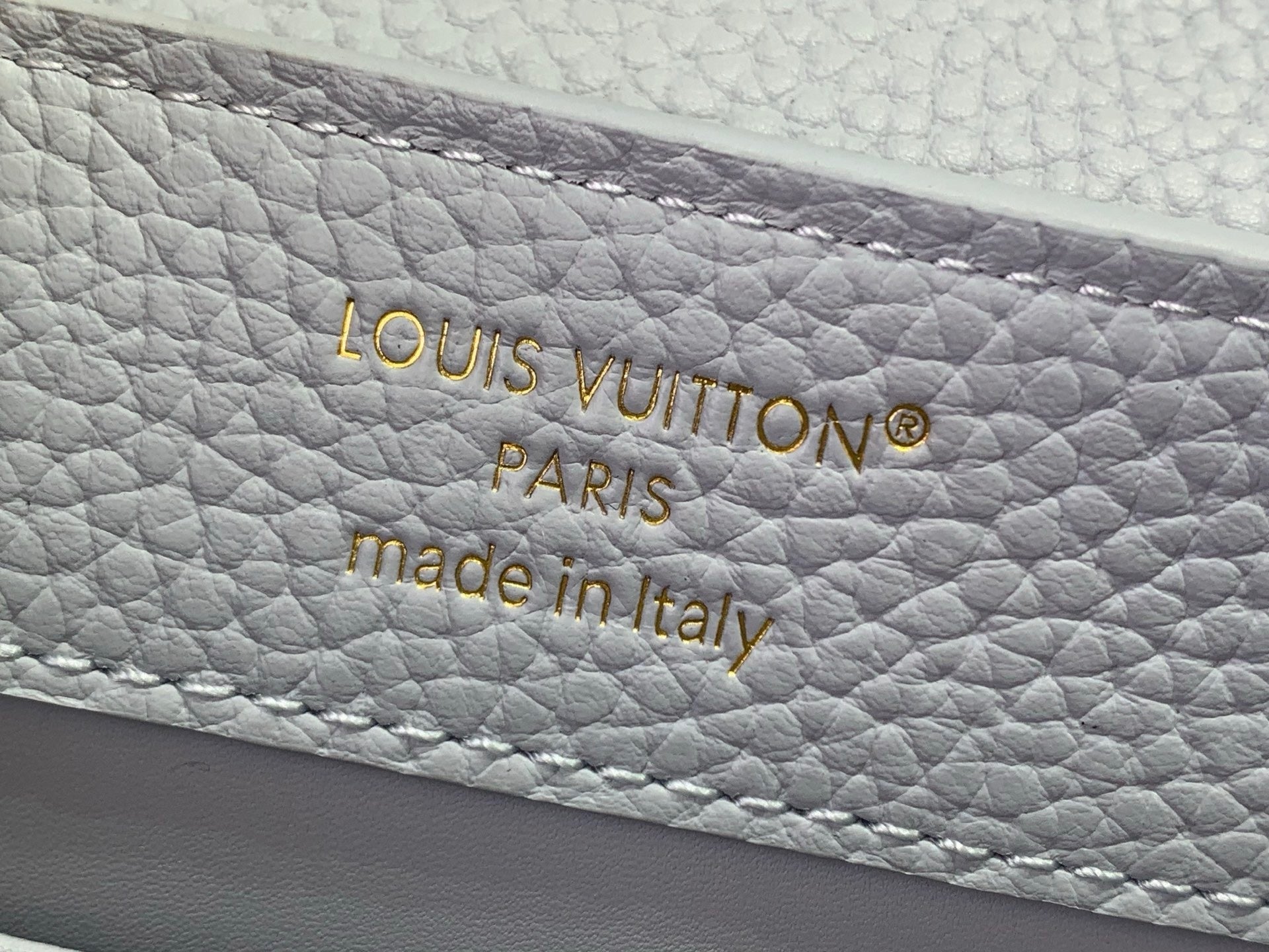 TASCHE MIT STRUKTURIERTEM OBEREN TRAGEGRIFF