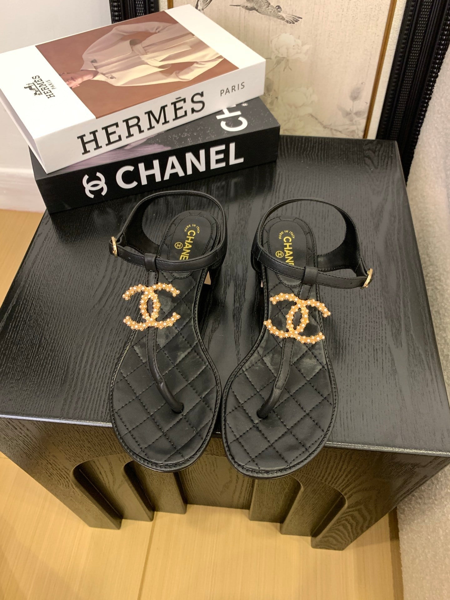 QUILTED PEARL THONG SANDALS – BLACK