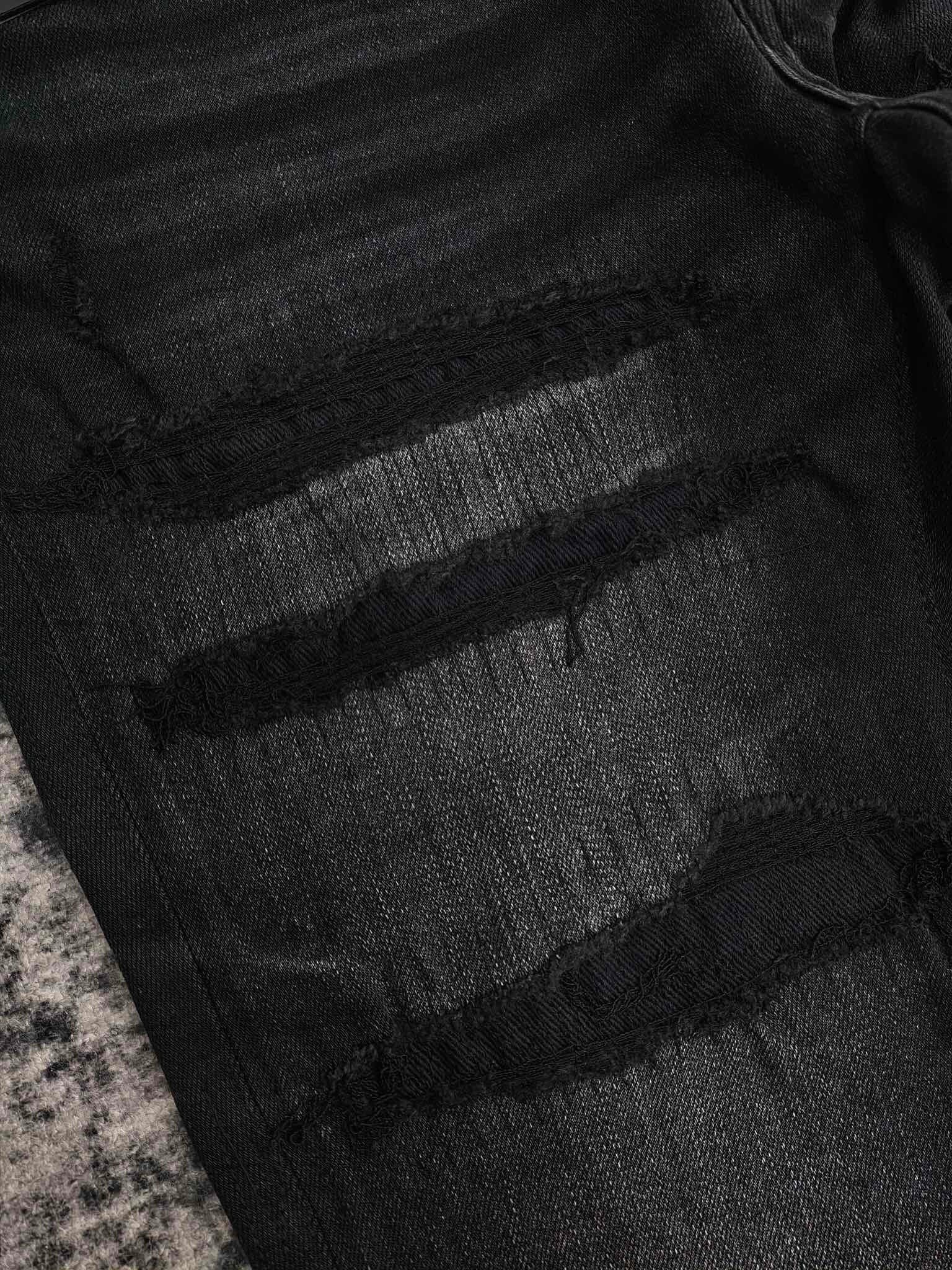 DISTRESSED LOGO APPLIQUÉ SKINNY JEANS