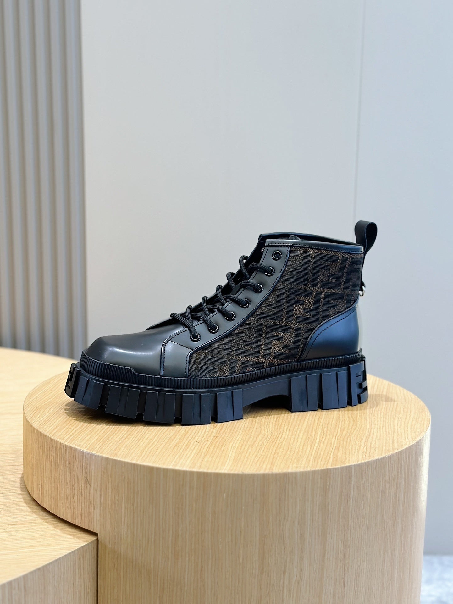 Schwarze Schnürstiefeletten mit Monogramm-Detail und dicker Sohle