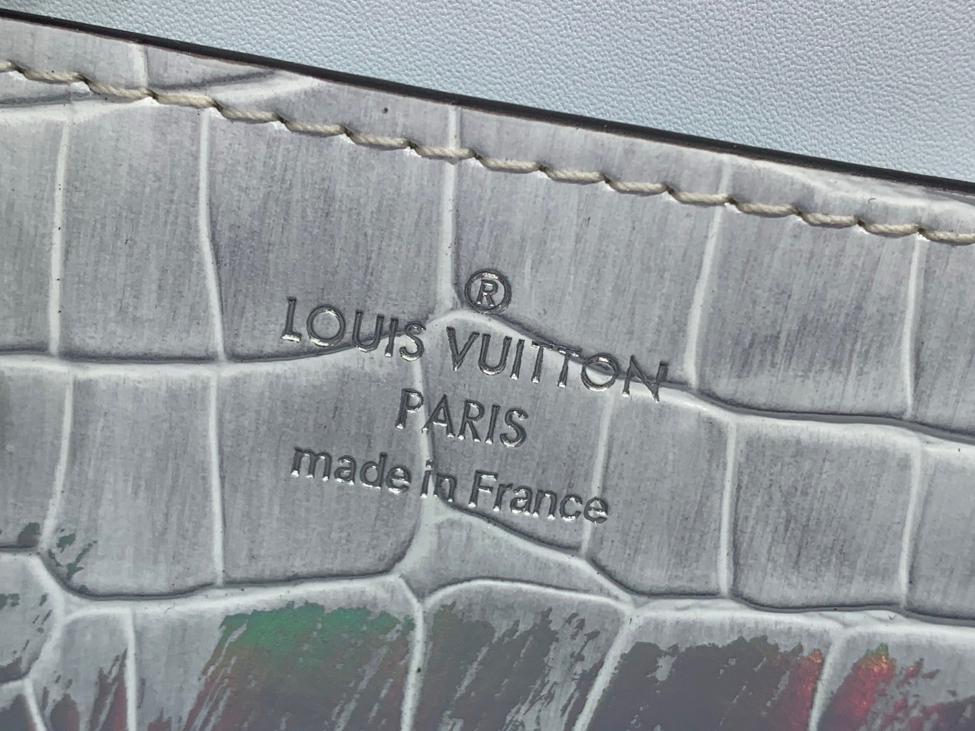 IRIDESCINIERENDE, GEPRÄGTE TASCHE MIT GRIFF