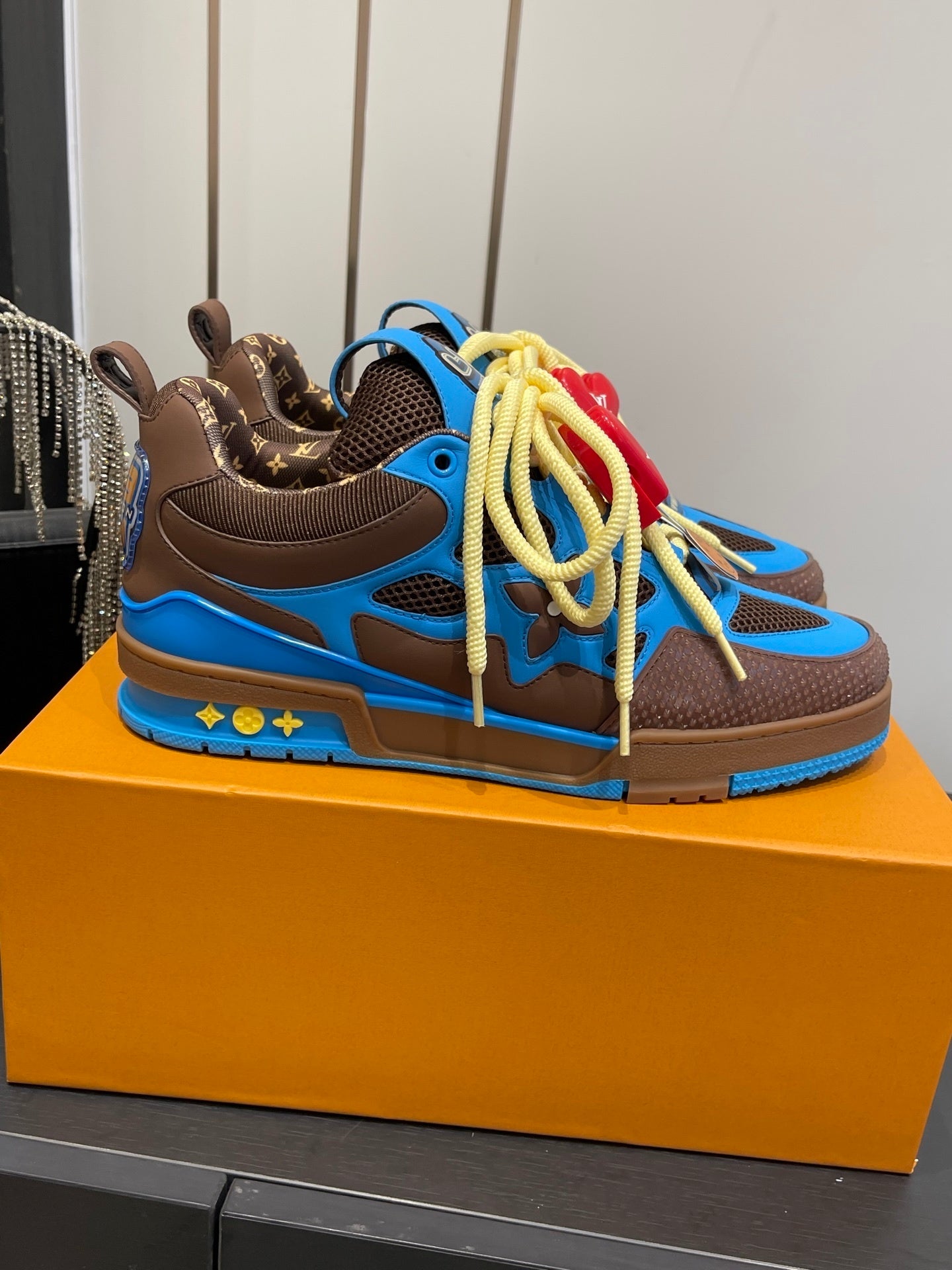 COLORBLOCK PERFORMANCE SNEAKERS WITH OVERSIZED LACES