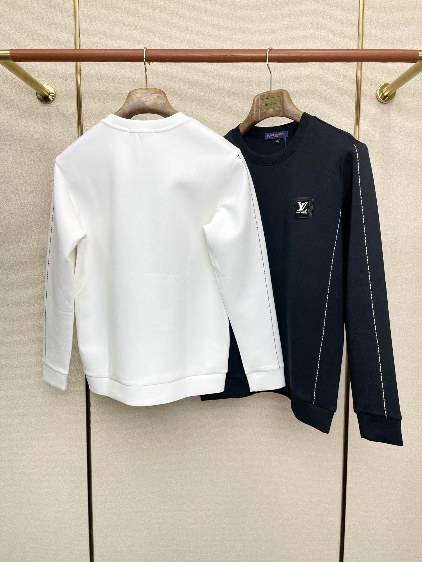 MINIMAL CREWNECK SWEATSHIRT WITH CONTRAST STITCHING