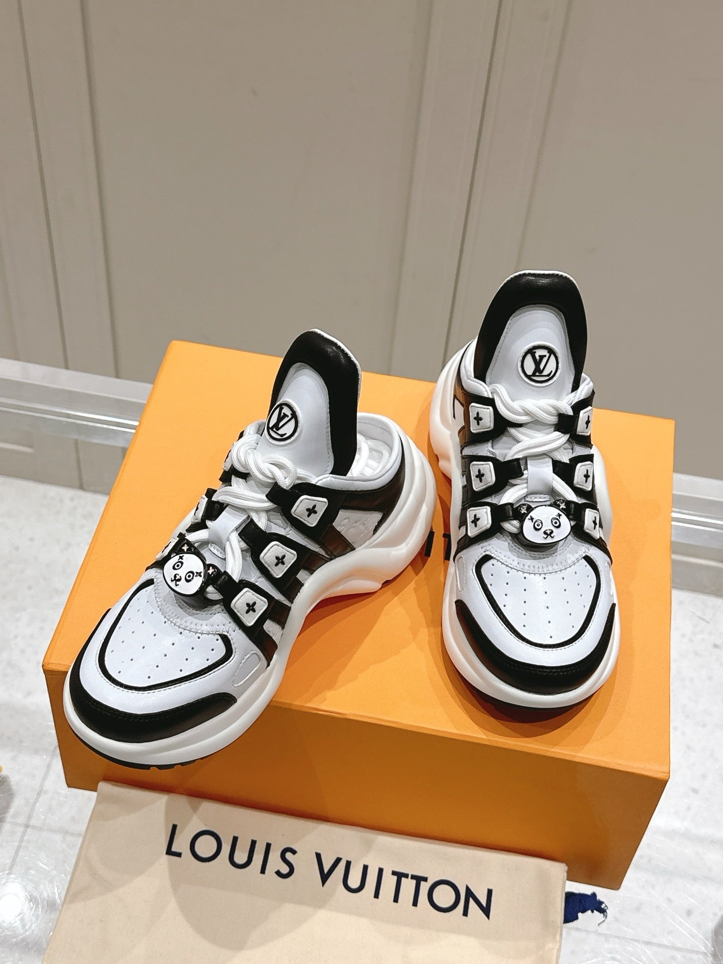 BLACK WHITE CHUNKY SNEAKERS