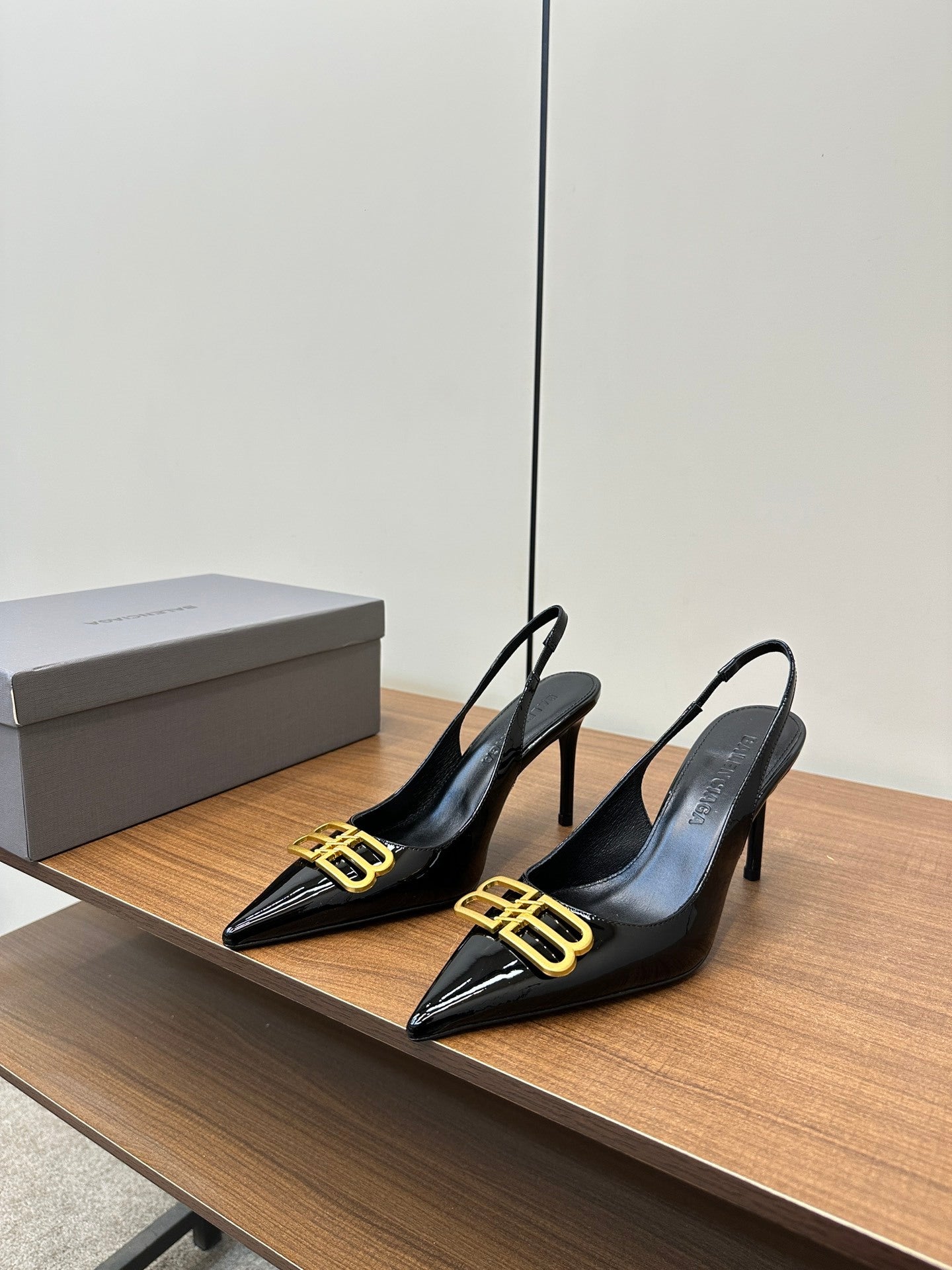 BLACK PATENT SLINGBACK POINTED HEELS