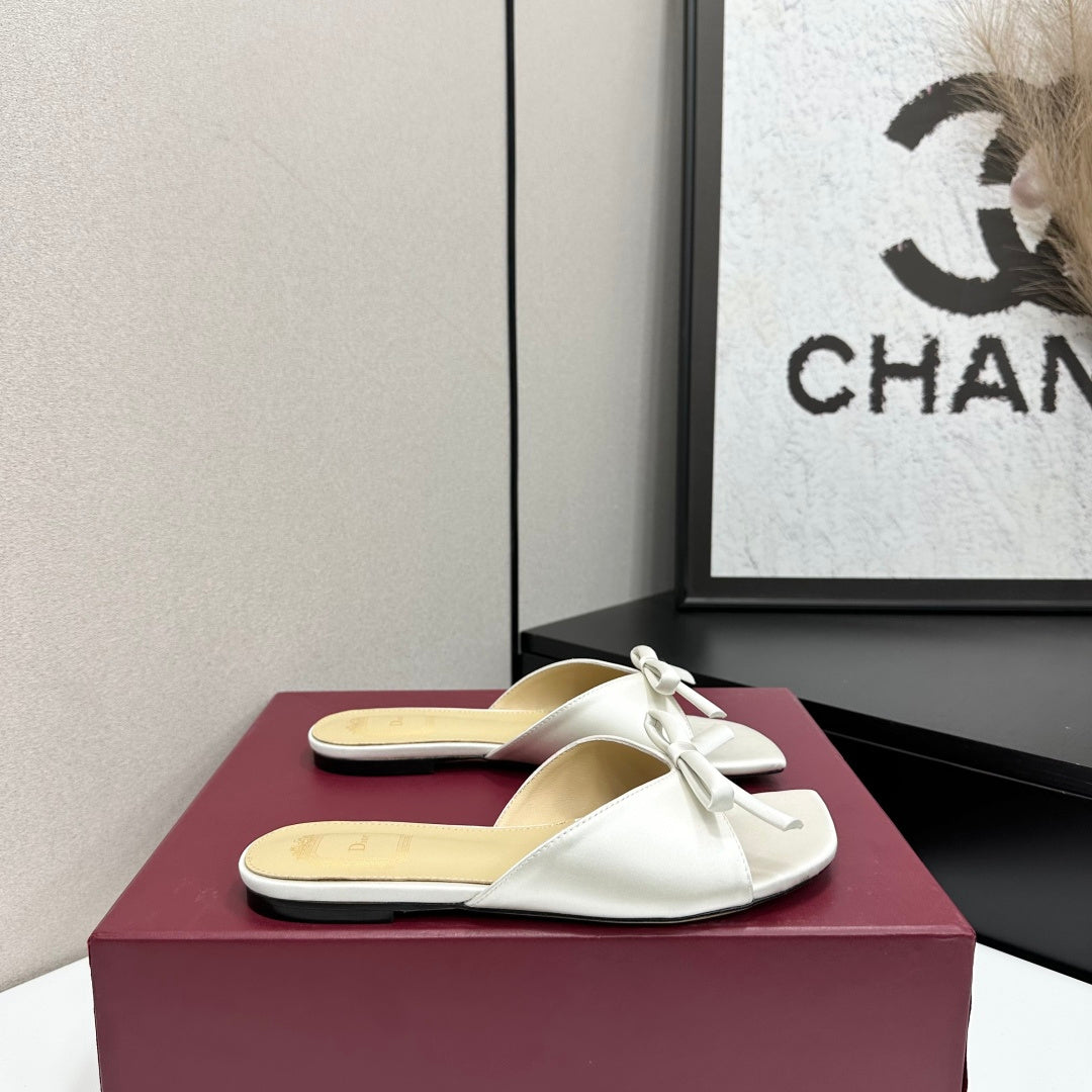 MINIMAL BOW DETAIL WHITE FLAT MULE SANDALS