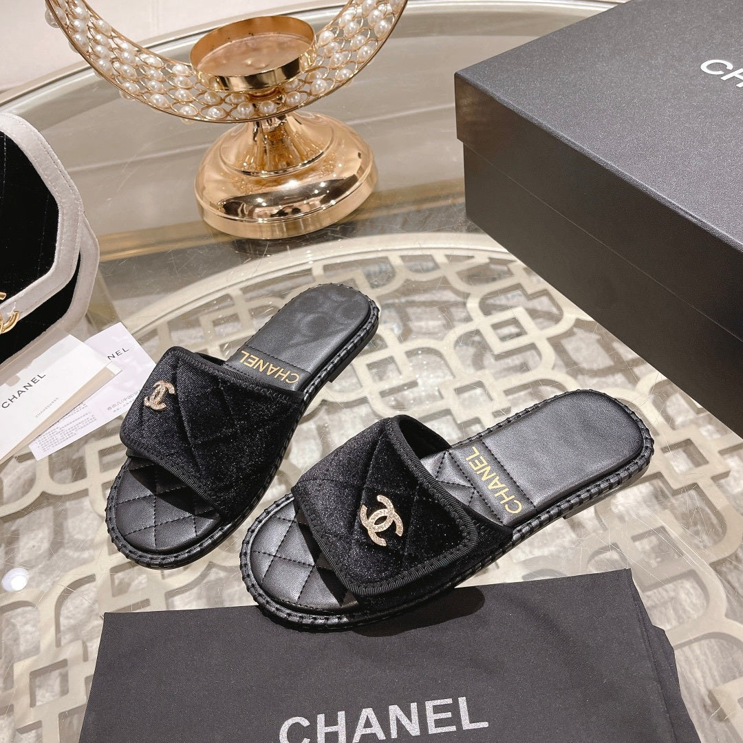 BLACK QUILTED SLIDES