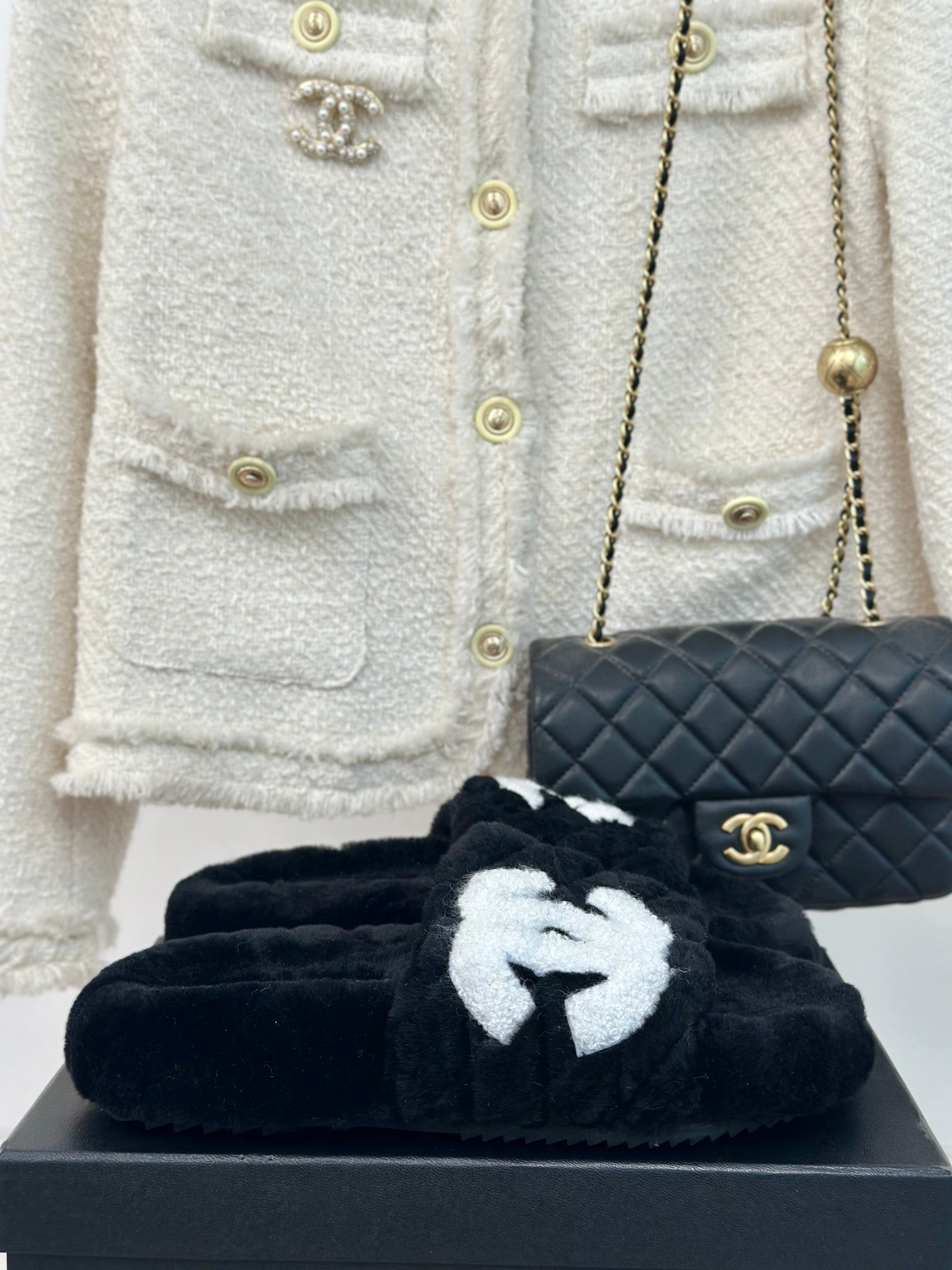 PLUSH FAUX FUR SLIDES – BLACK