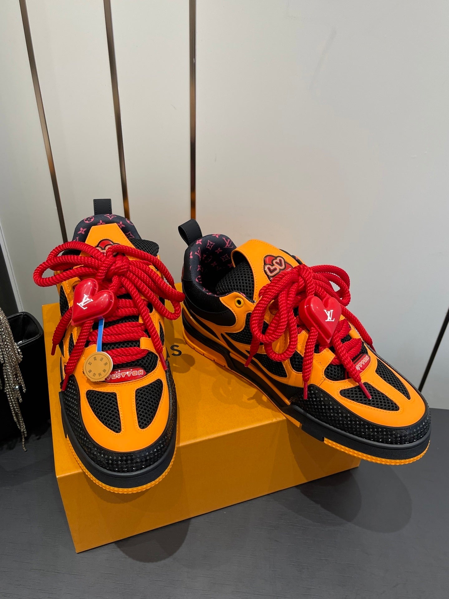 COLORBLOCK-SNEAKER MIT TONABSETZEN UND AUFFÄLLIGEN SCHNÜRSENKELN 