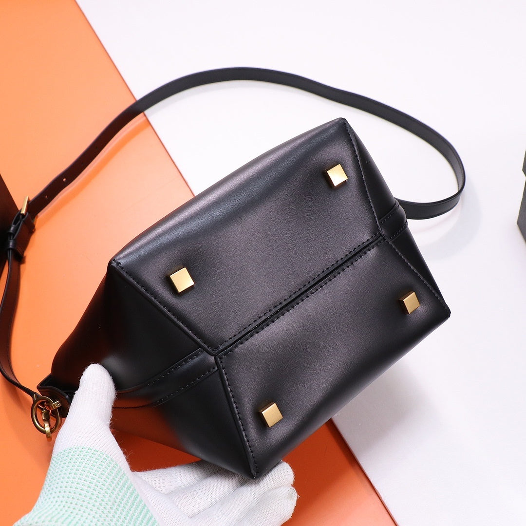 MINIMAL LEATHER SHOULDER BAG