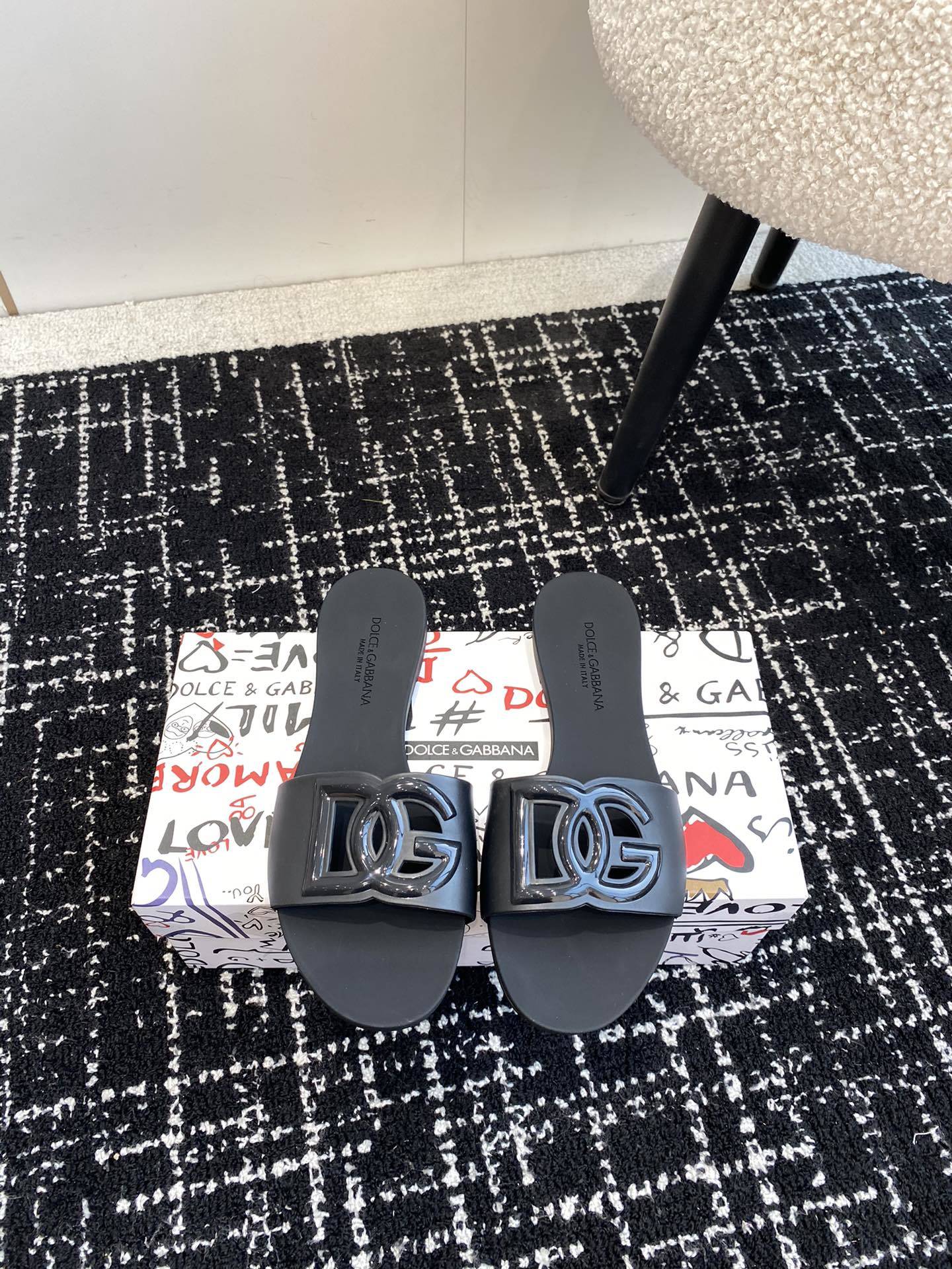 BLACK LOGO RUBBER SLIDES