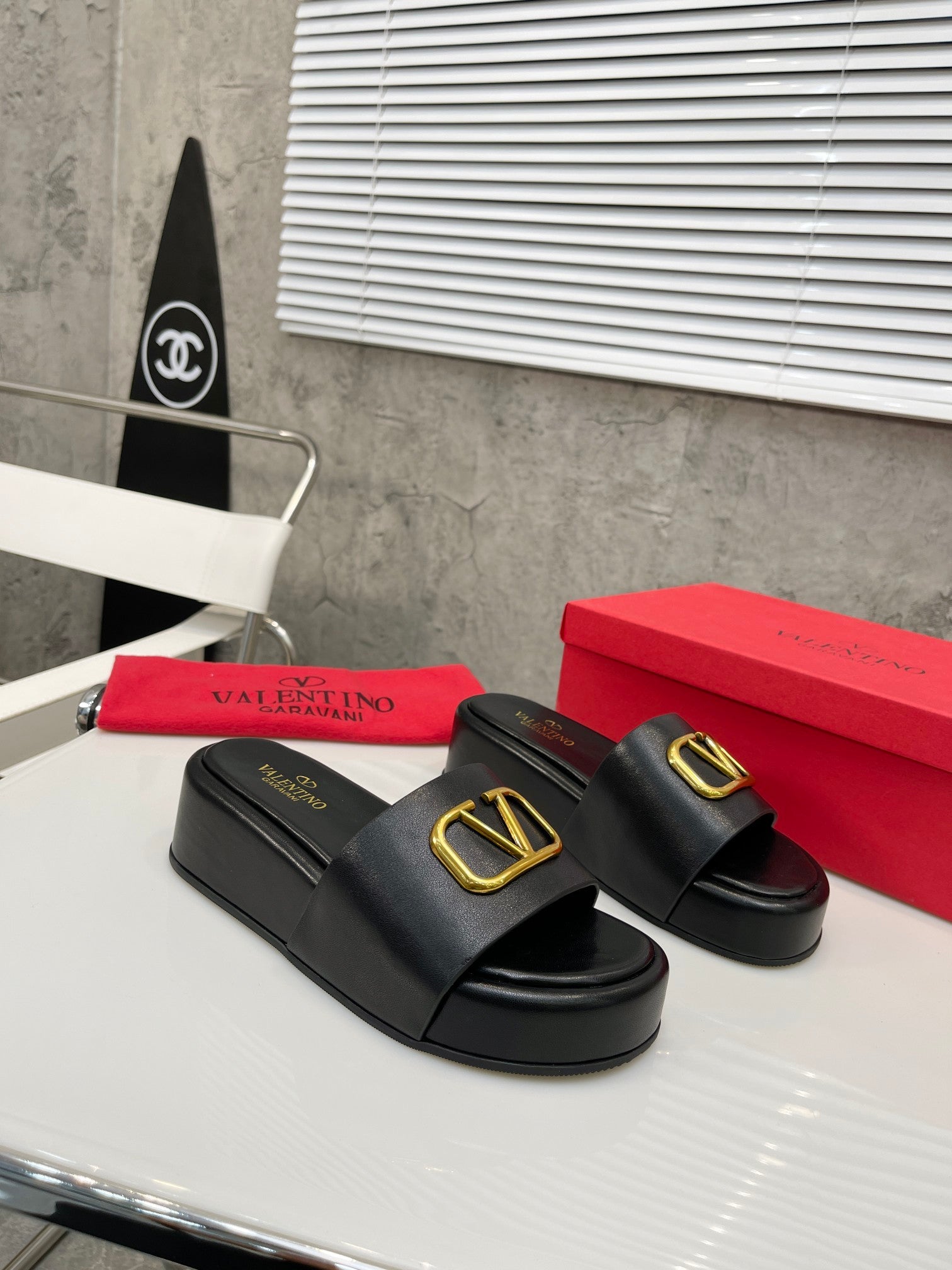 PLATFORM SLIDE SANDALS – CLASSIC BLACK WITH GOLD LOGO DETAIL