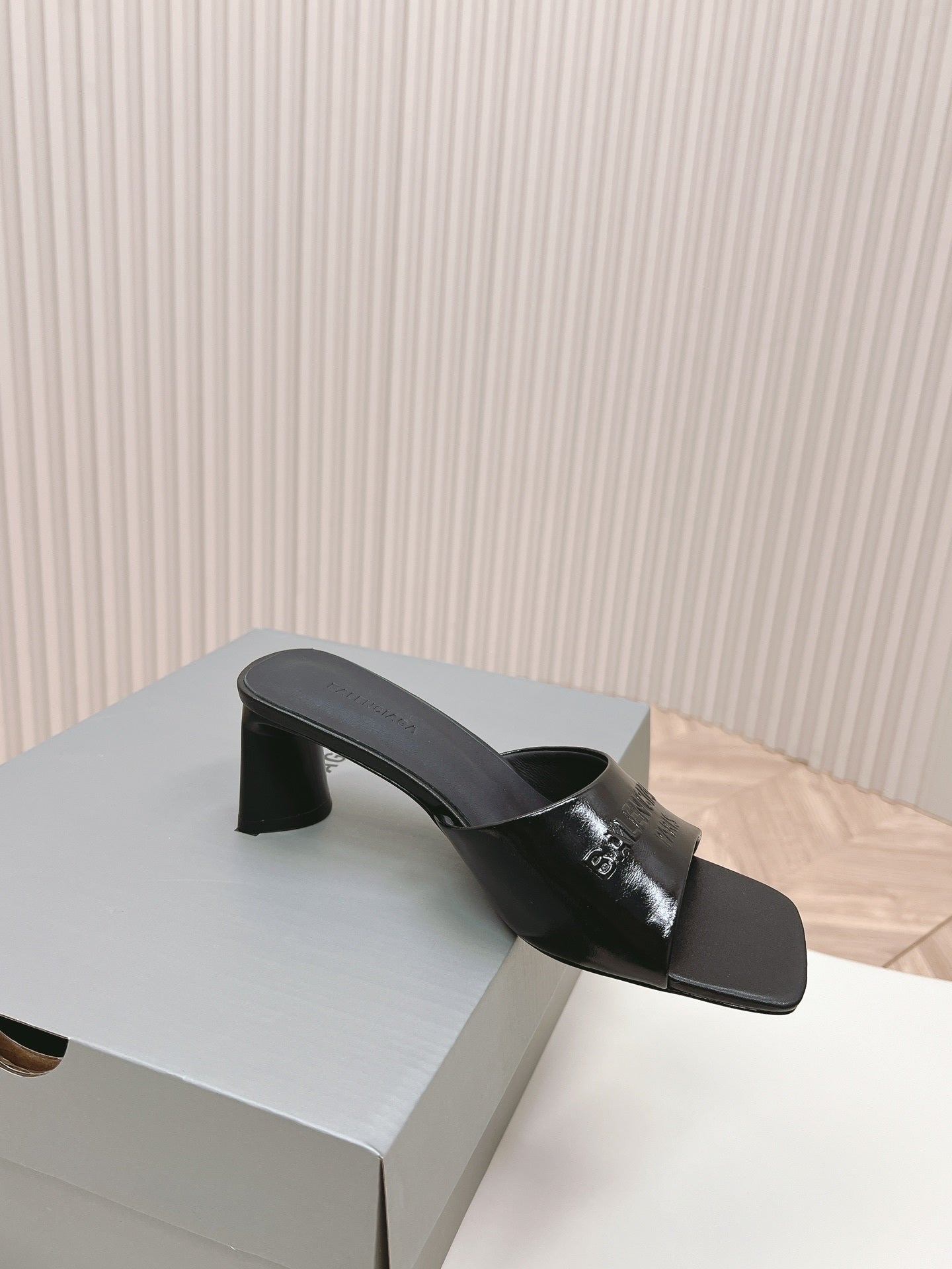 BLACK MINIMAL BLOCK HEEL MULES