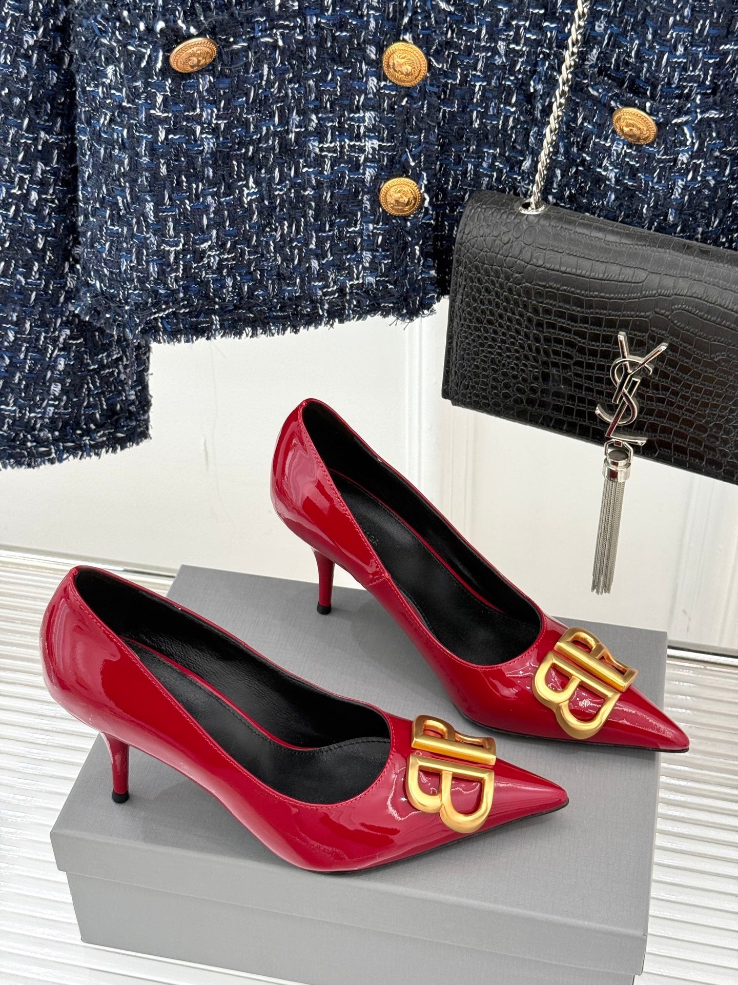 RED PATENT LEATHER POINTED HEELS