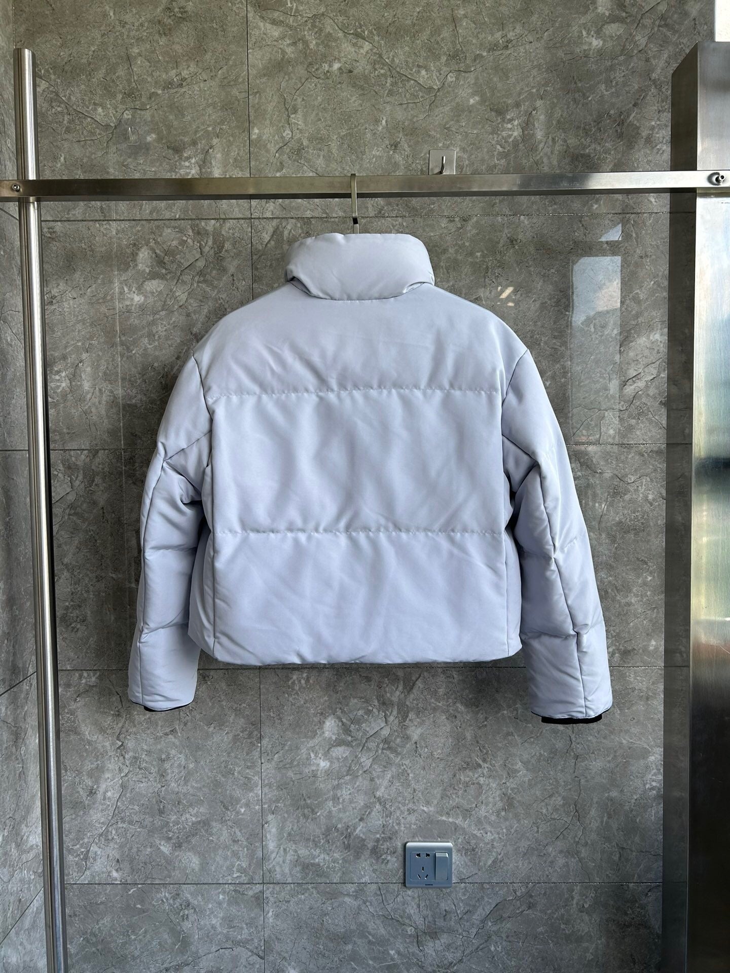 WOMEN’S CROPPED PADDED PUFFER JACKET WITH HIGH NECK