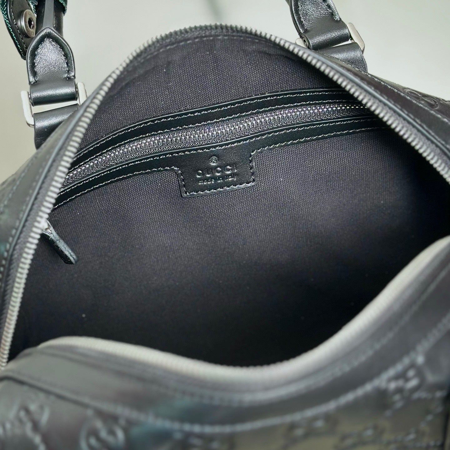 Handtasche aus geprägtem Leder mit Henkel