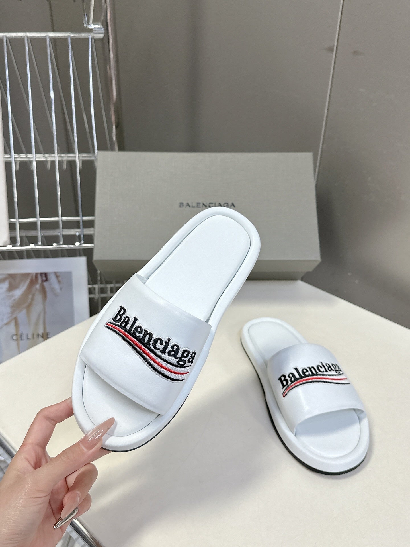 WHITE LOGO SLIDE SANDALS