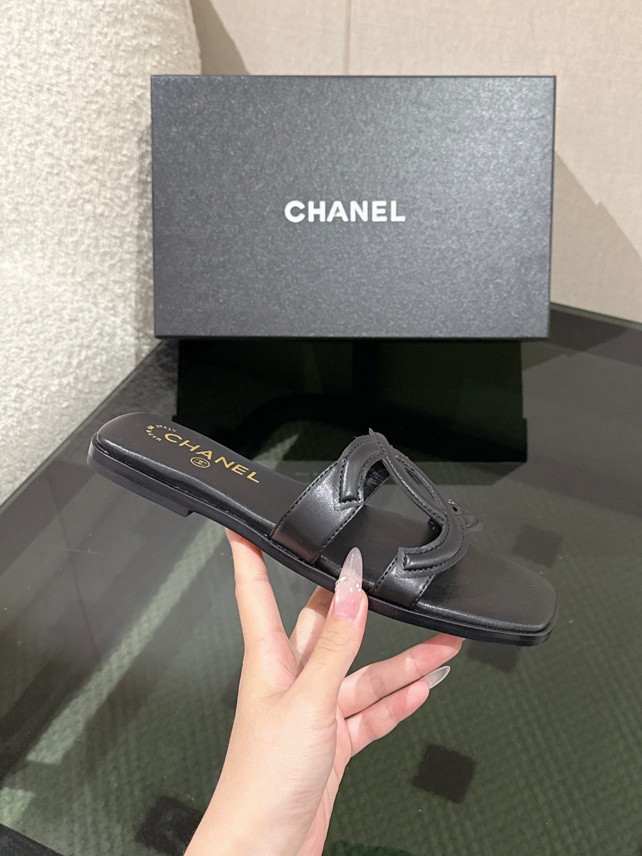 BLACK MINIMALIST SLIDE SANDALS