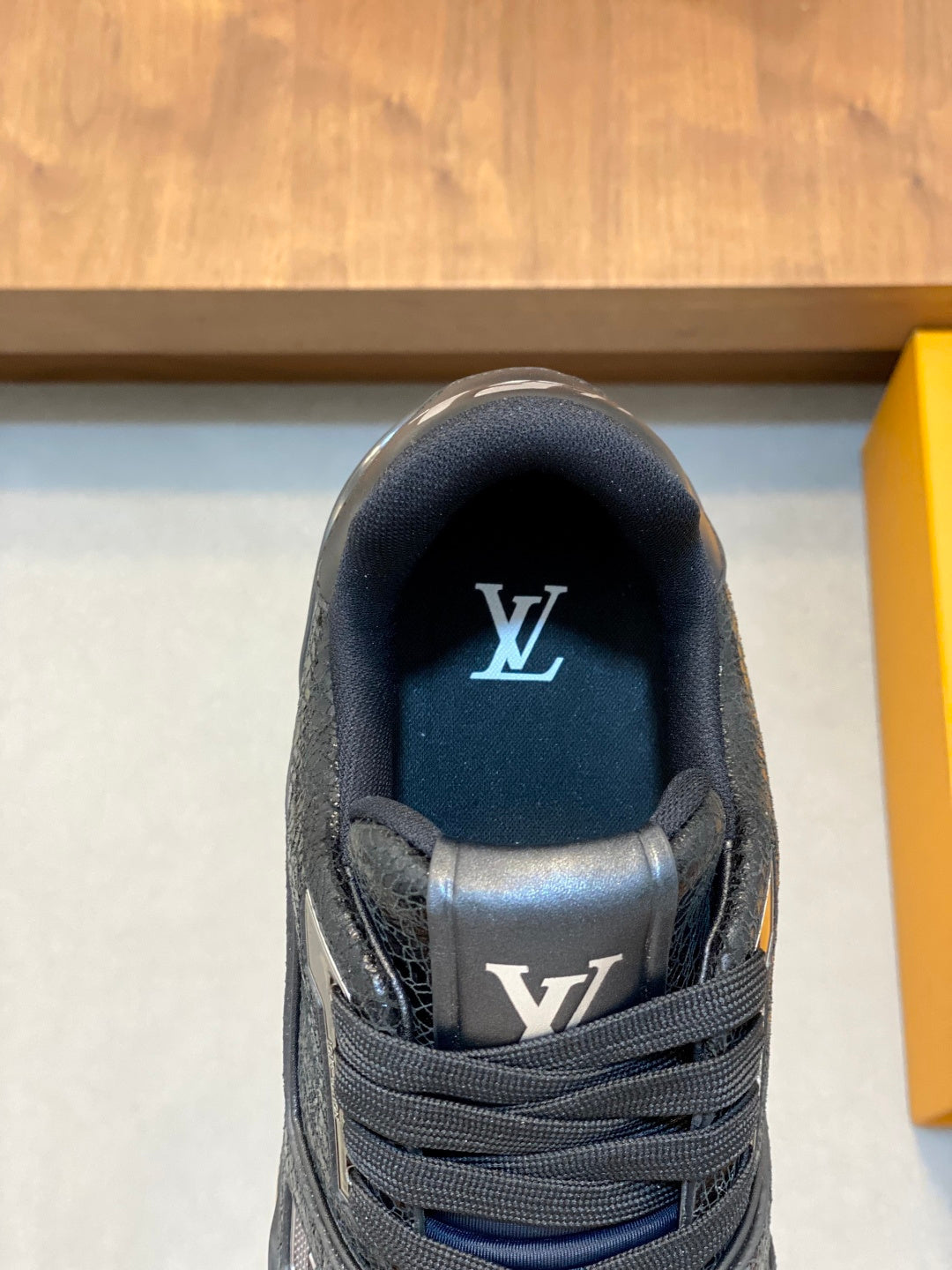 BLACK LOW-TOP LEATHER SNEAKERS WITH TEXTURED DETAILS