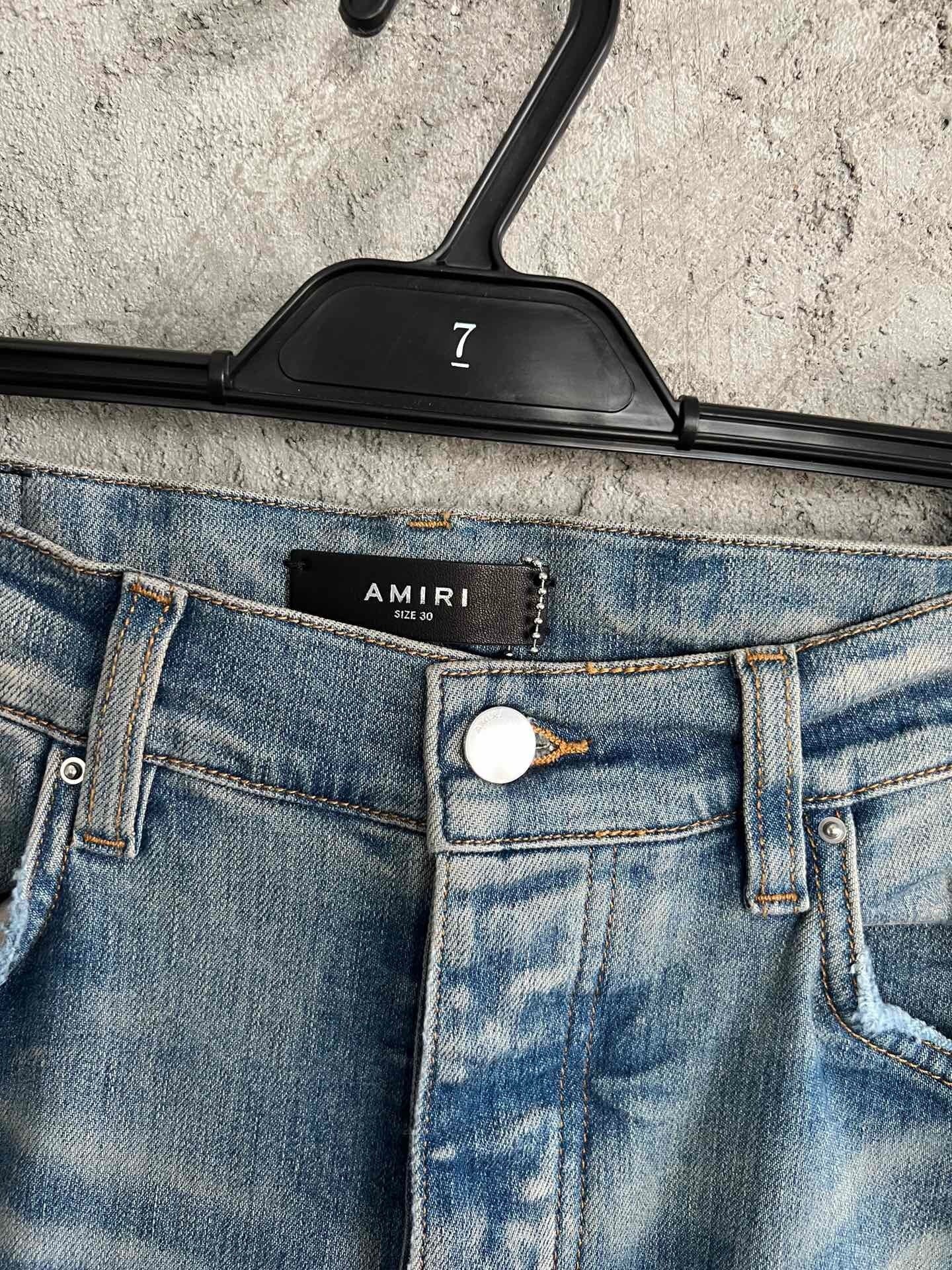 STAR APPLIQUÉ DISTRESSED SKINNY JEANS