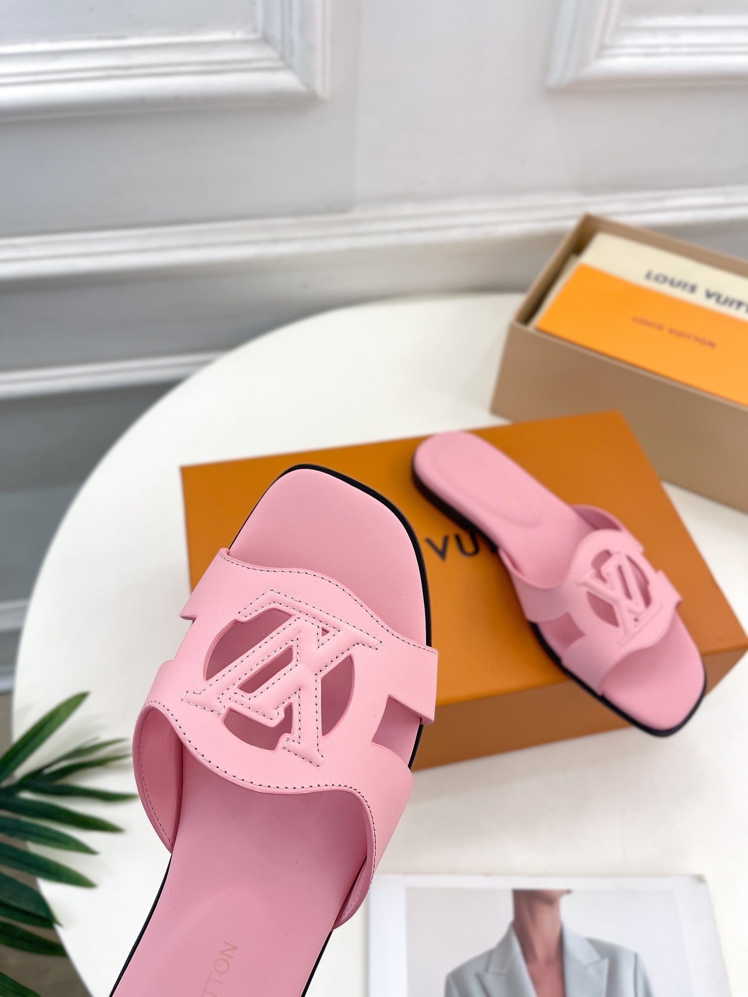 PASTEL PINK LOGO CUT-OUT FLAT SLIDES