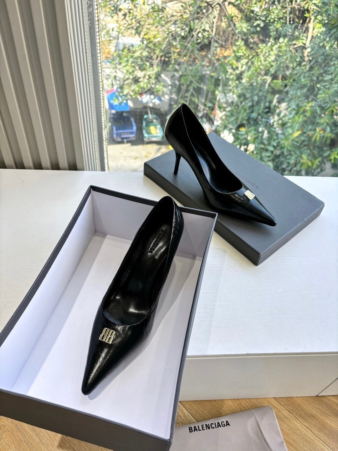 KLASSISCHE SCHWARZE PUMPENS MIT SPITZER ZEHENKANTE UND HOHEN ABSÄTZEN