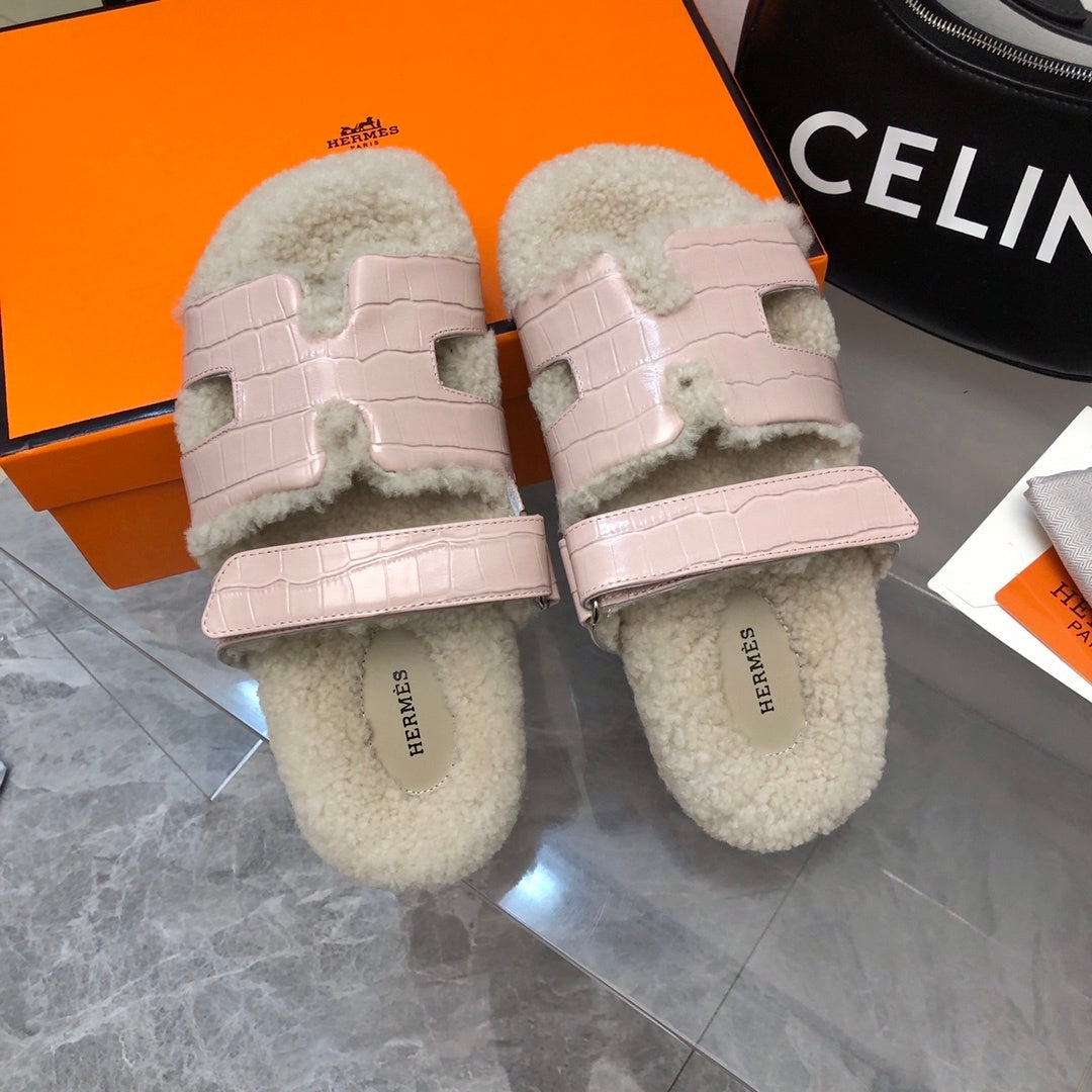 Rosafarbene Shearling-Sandalen mit geprägten Riemen 