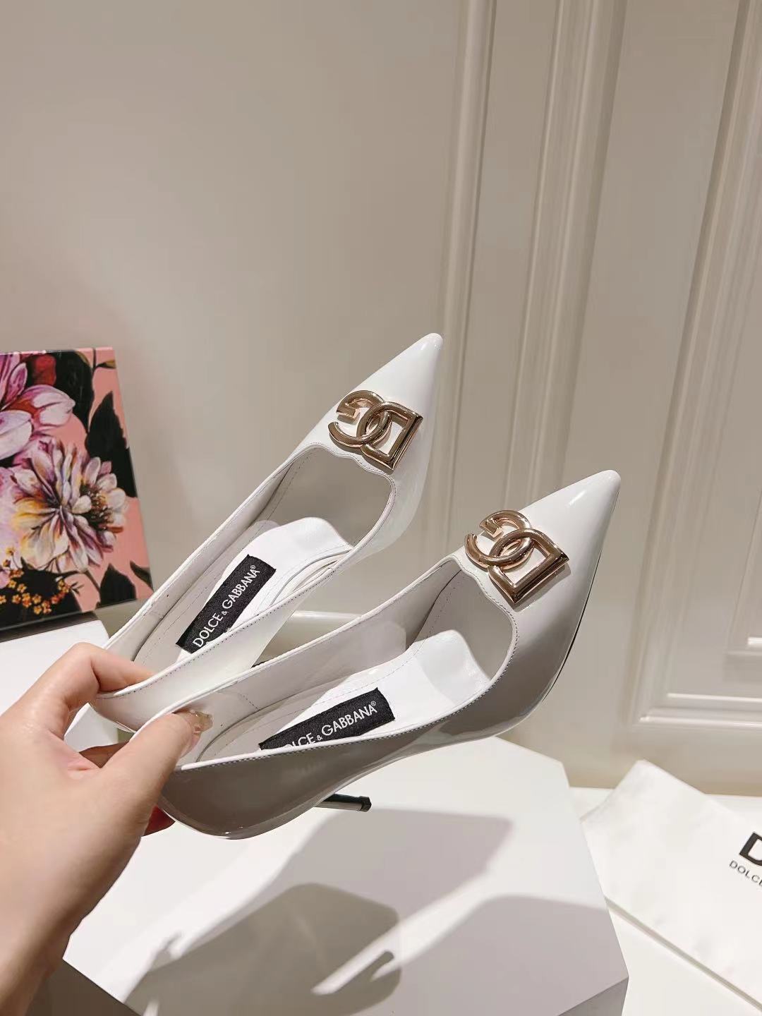 WHITE PATENT POINTED TOE HEEL PUMPS