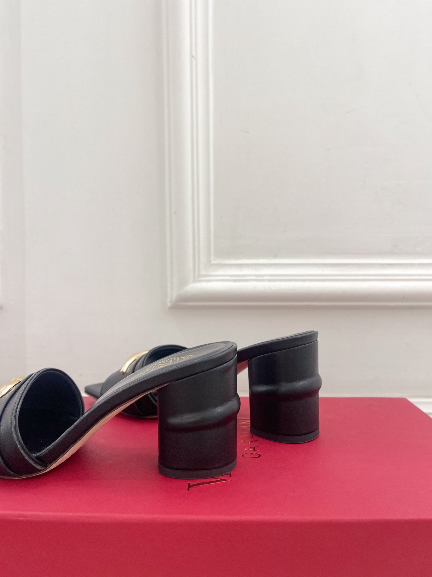 MID-HEEL SLIDE SANDALS – BLACK LEATHER WITH GOLD-TONE HARDWARE